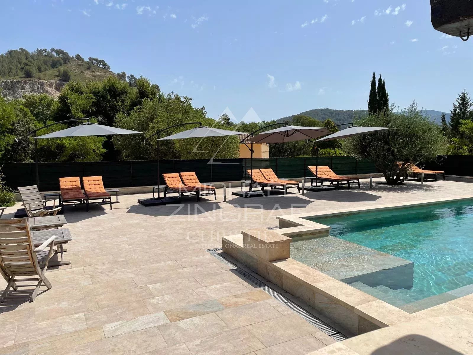 Proche Aix-en-Provence, Élégante propriété avec piscine