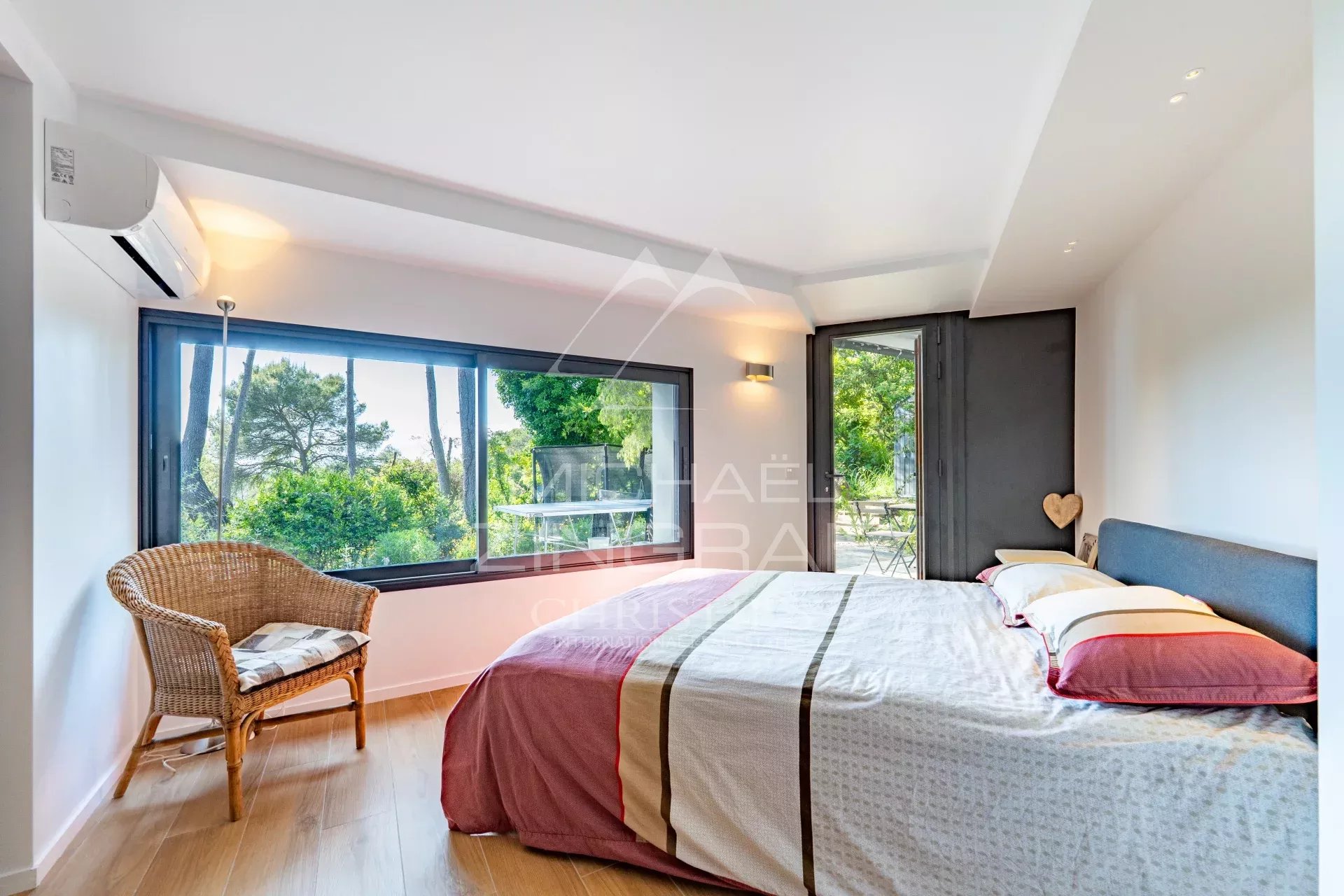 Mougins - Villa d'architecte située dans un domaine privé aux portes de Cannes