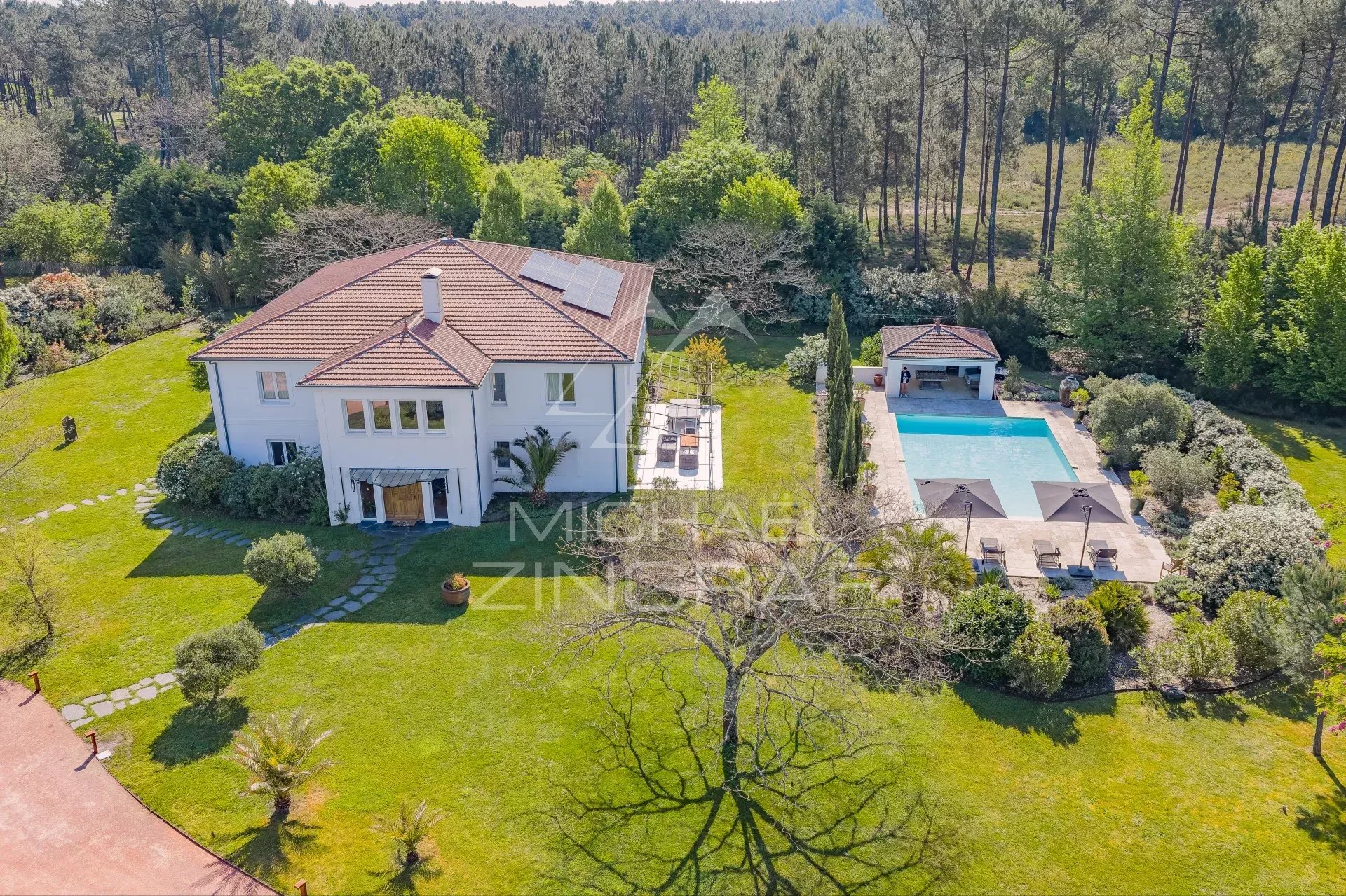 n Mimizan, on the edge of the forest, a unique property