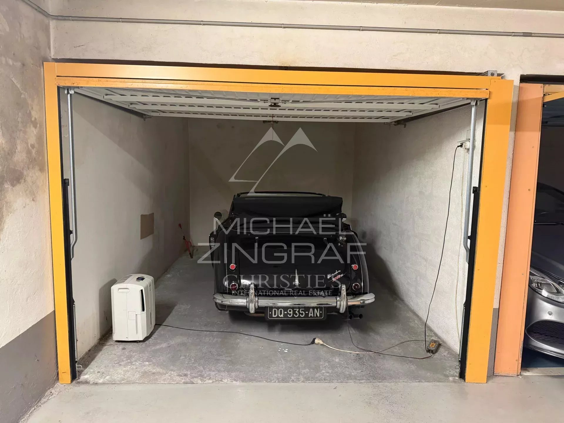 Cannes - Palm Beach - Secure Closed Garage Unit in Luxury Residence