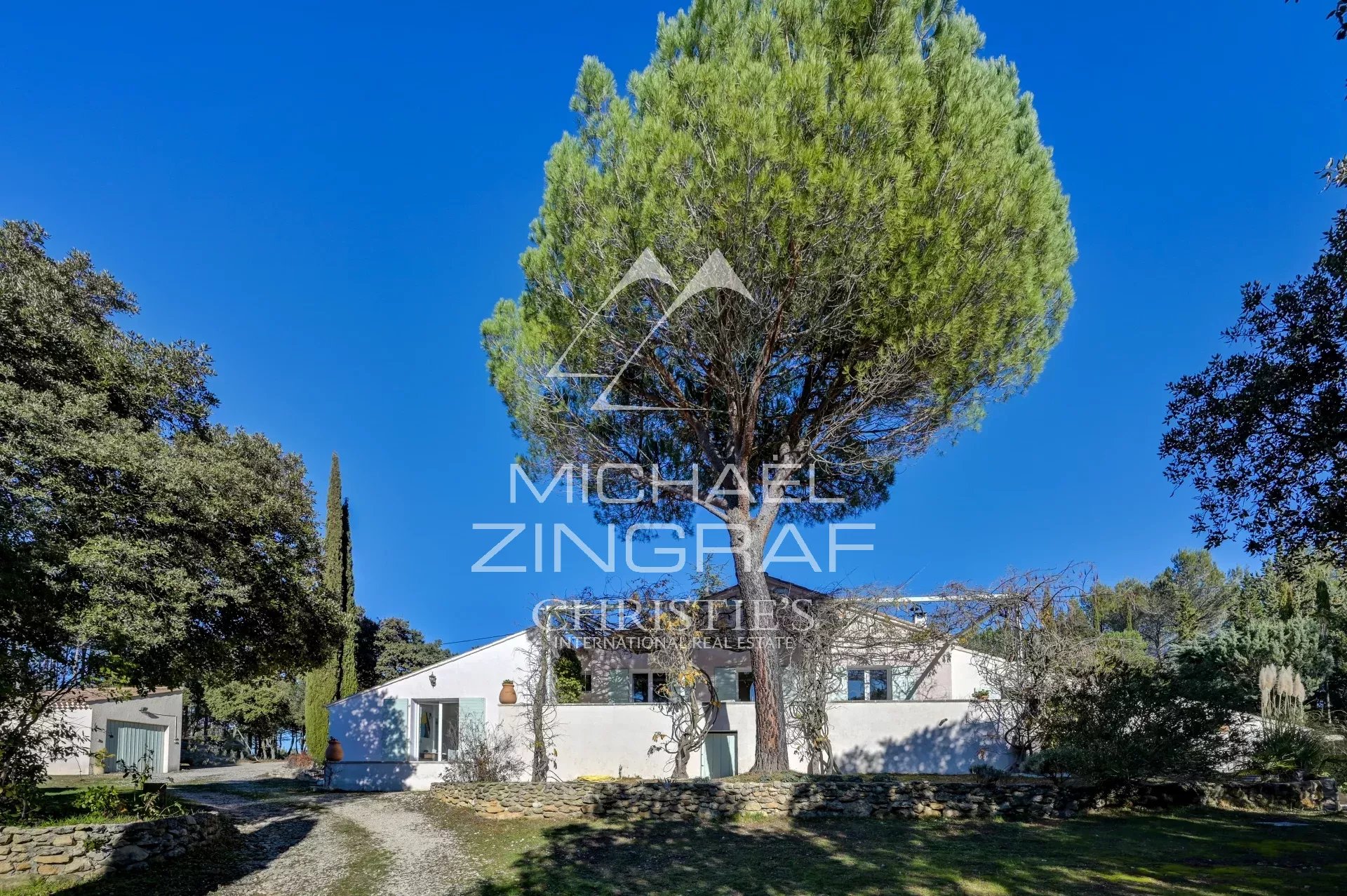 House in an exceptional setting 20 km from Aix-en-Provence