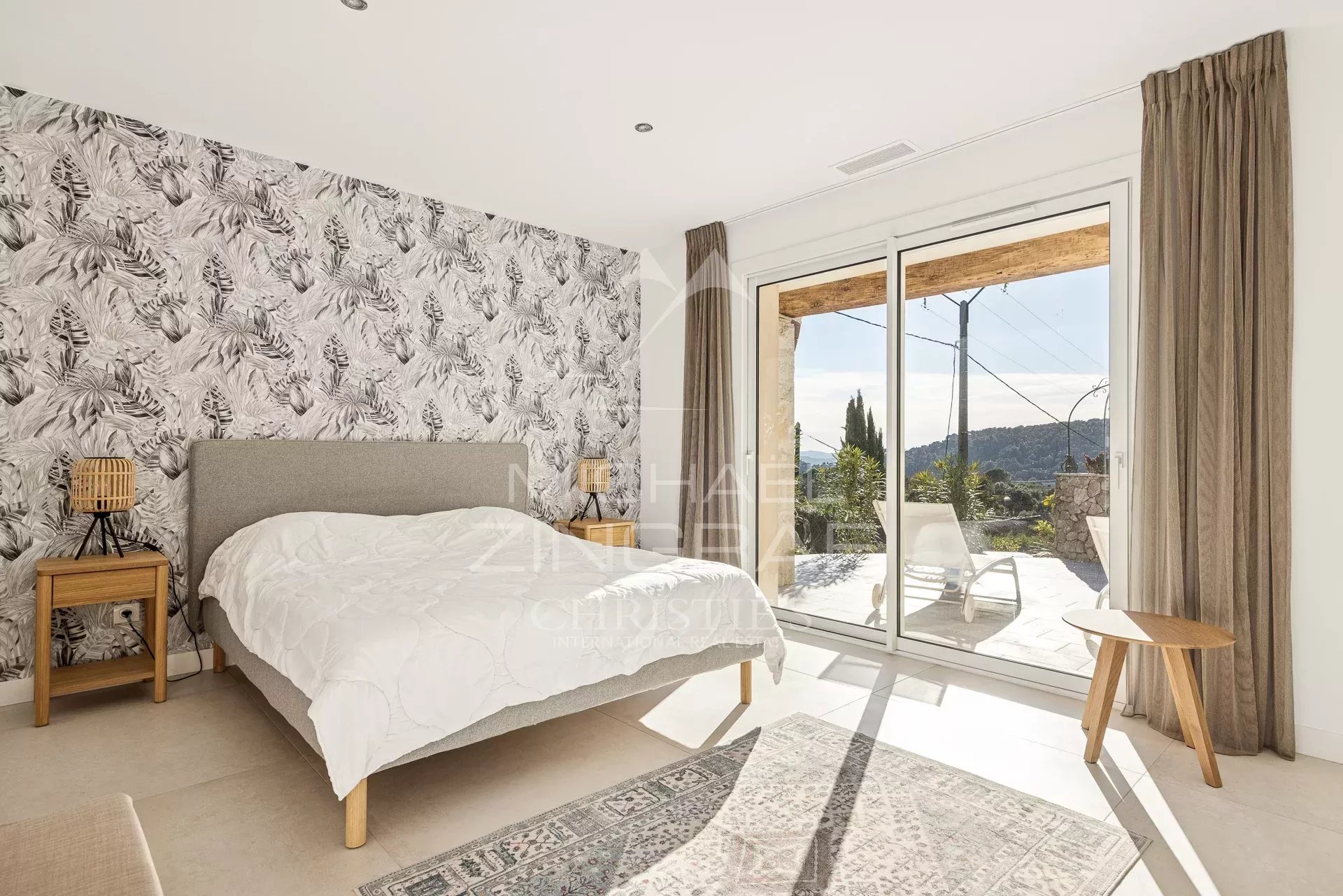 Zeitgenössisches ebenerdiges provenzalisches Anwesen mit Panoramablick