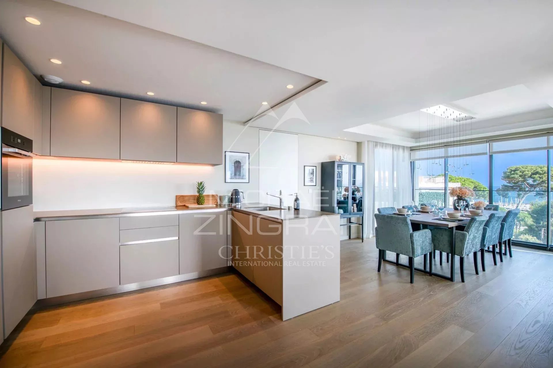 CAP D’ANTIBES – Appartement au dernier étage avec vue mer panoramique