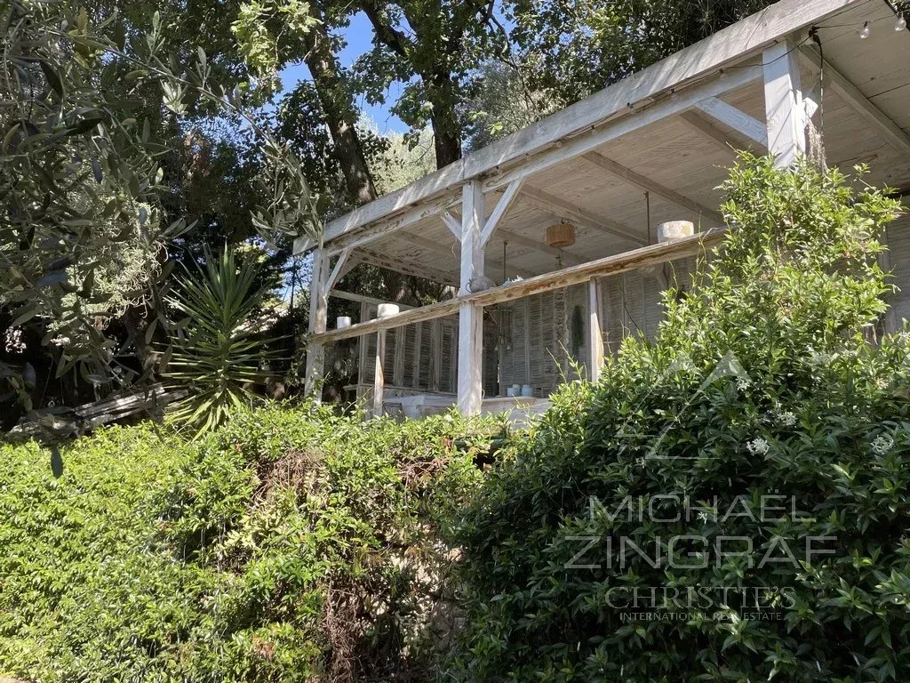 VCharming villa in a green setting with panoramic views