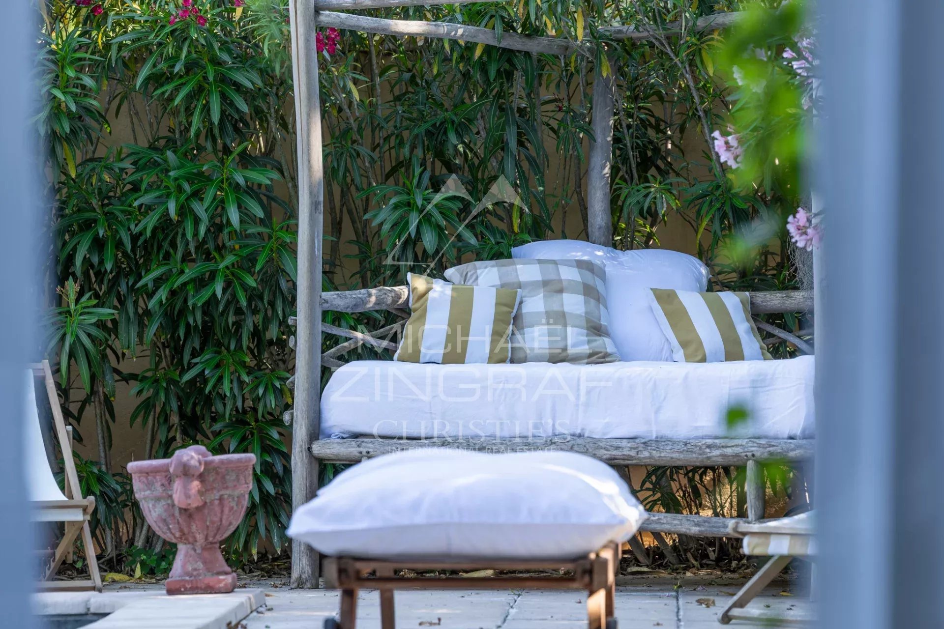 Exclusive : An exceptional 18th-century country house on the outskirts of L’Isle-sur-la-Sorgue, set on 6.3 hectares of grounds and featuring a prestigious reception hall