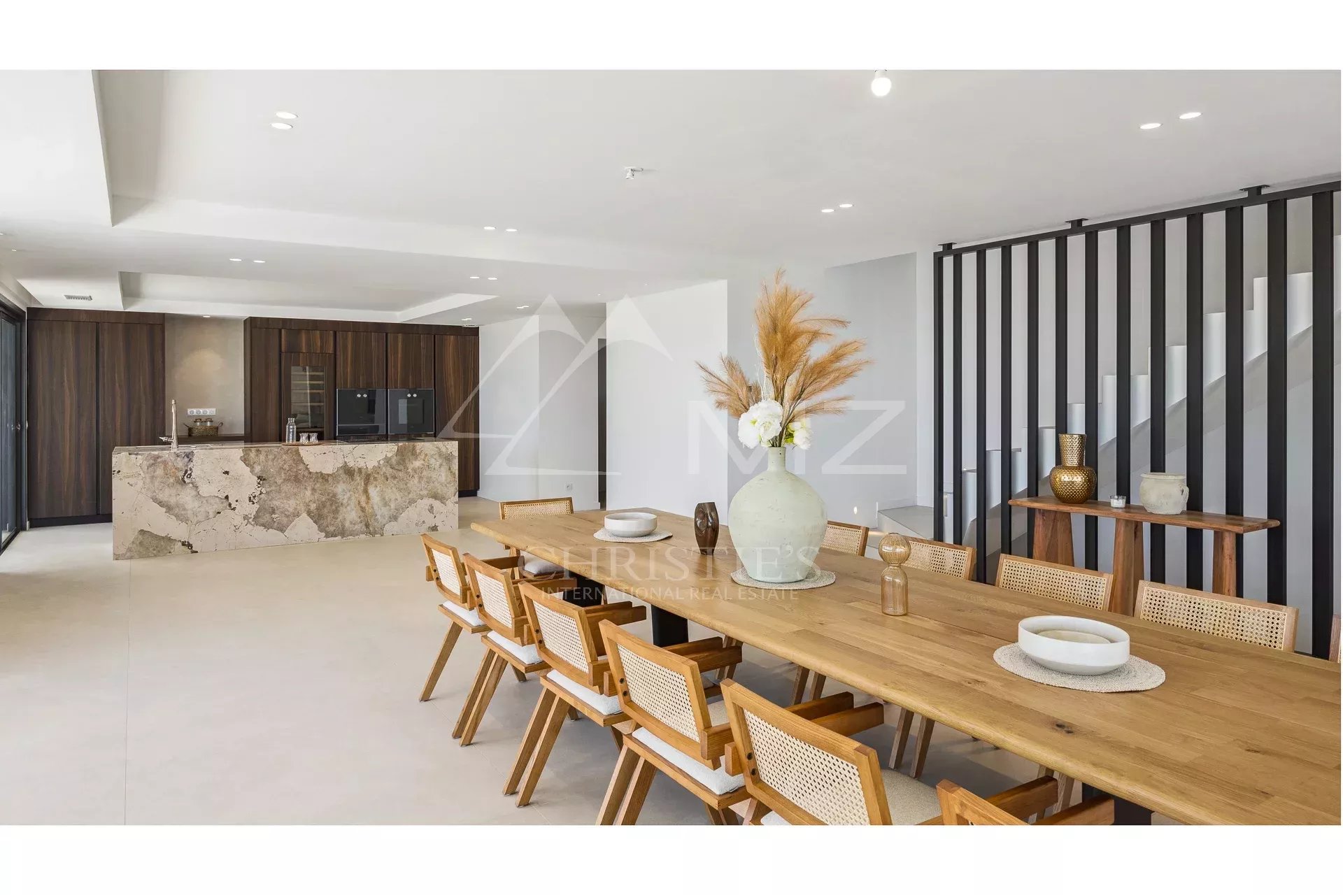 Exceptional contemporary villa with panoramic view of the sea and the Massif de l'Estérel A rare property where elegance meets nature.