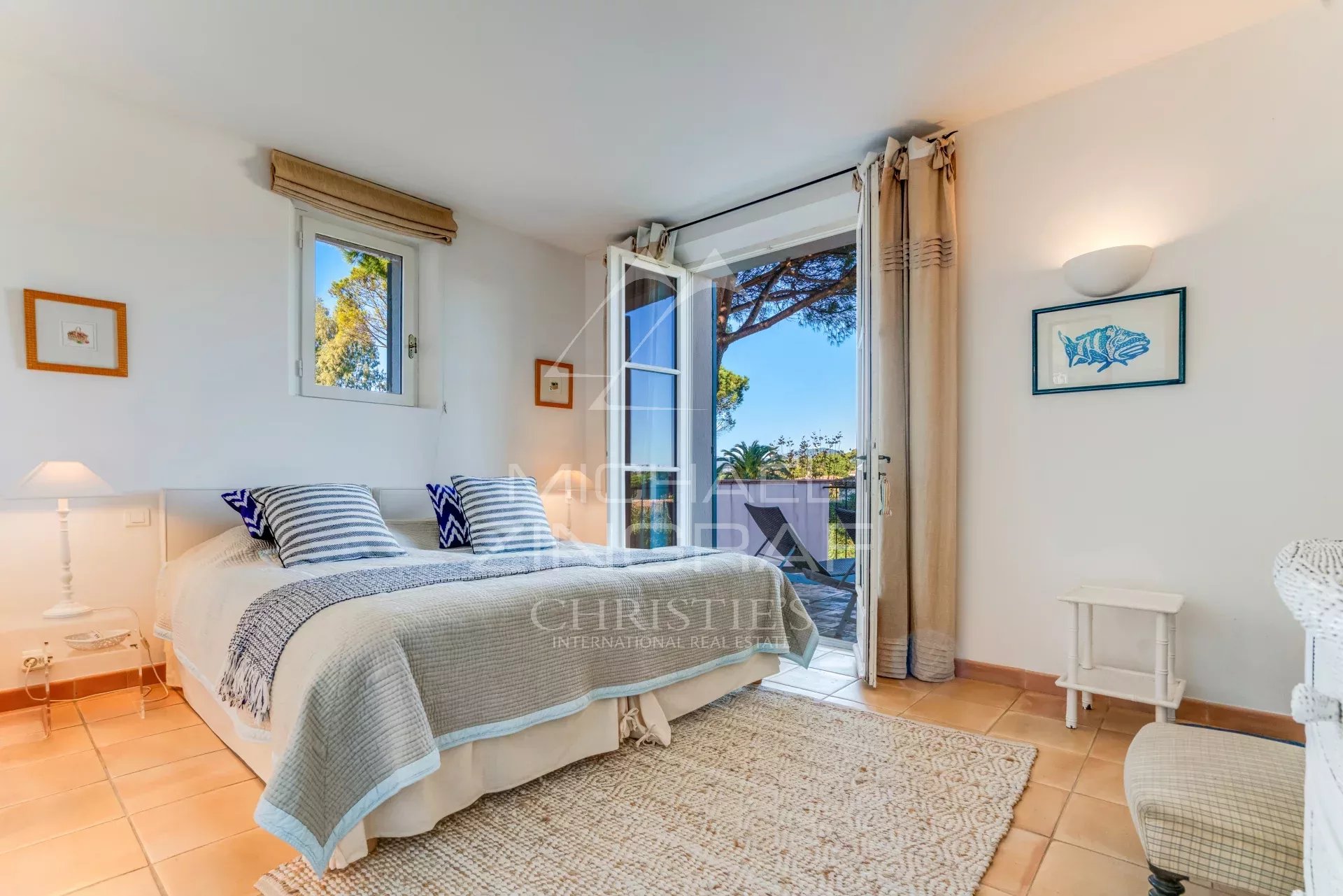 À deux pas de la Place des Lices – Élégante propriété dans un domaine privé recherché