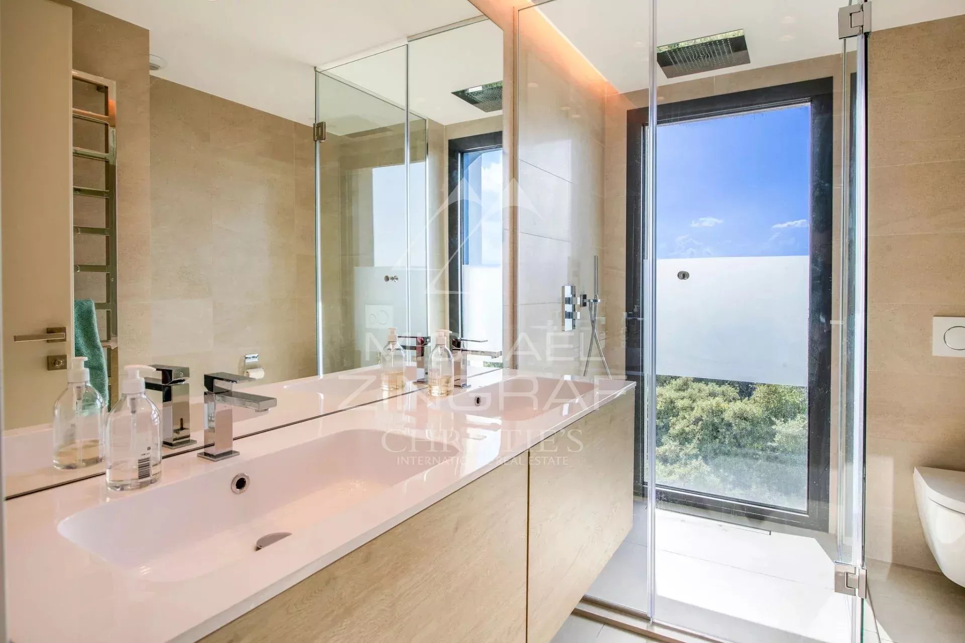 CAP D’ANTIBES – Appartement au dernier étage avec vue mer panoramique