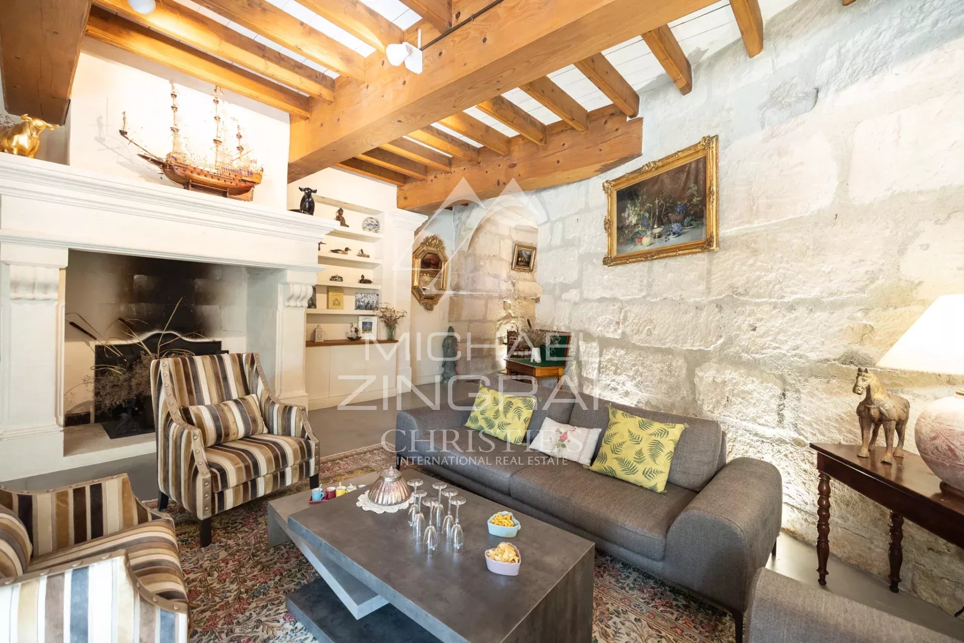 L’exception au cœur du village : maison de caractère avec terrasse et piscine