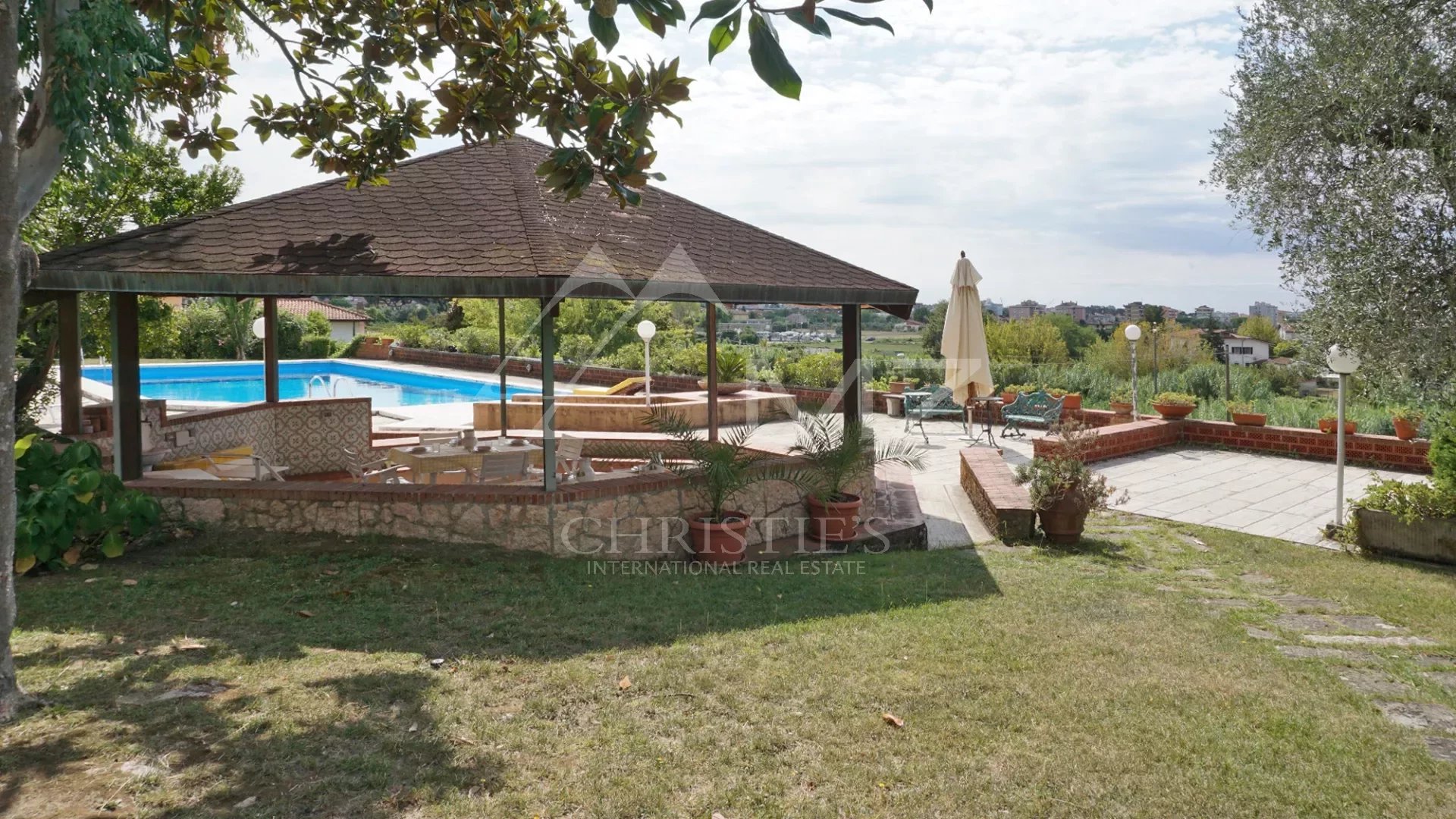 Elegant villa with swimming pool, vineyard and large land a short distance from the sea