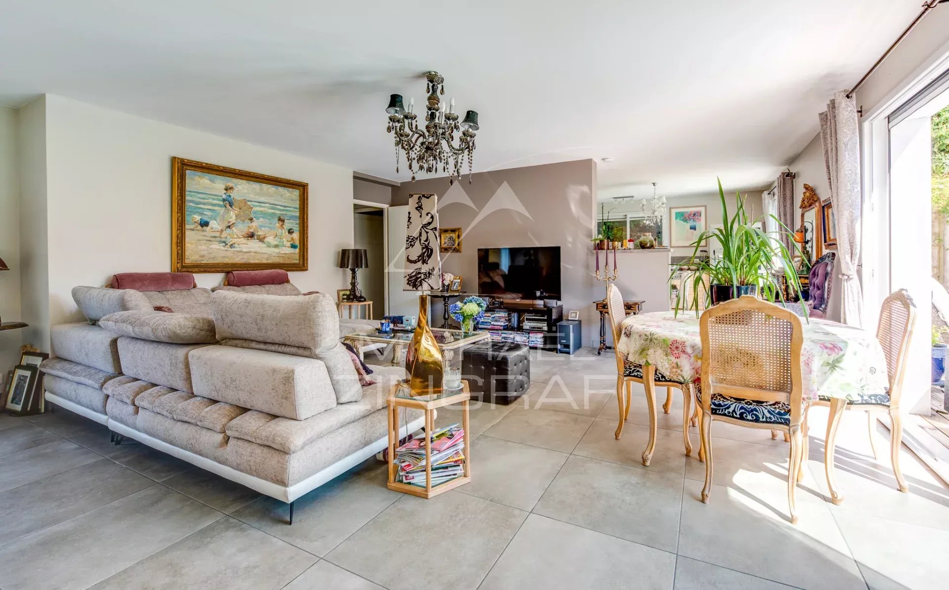 Helle 4-Zimmer-Wohnung mit privatem Pool