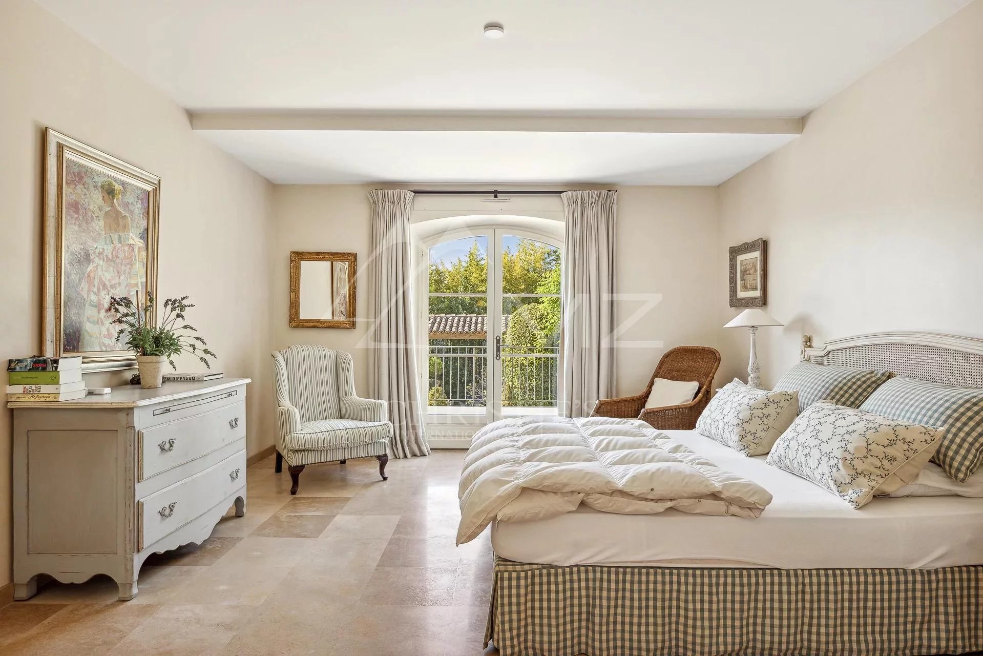 Walking distance to the village of Mougins and amenities