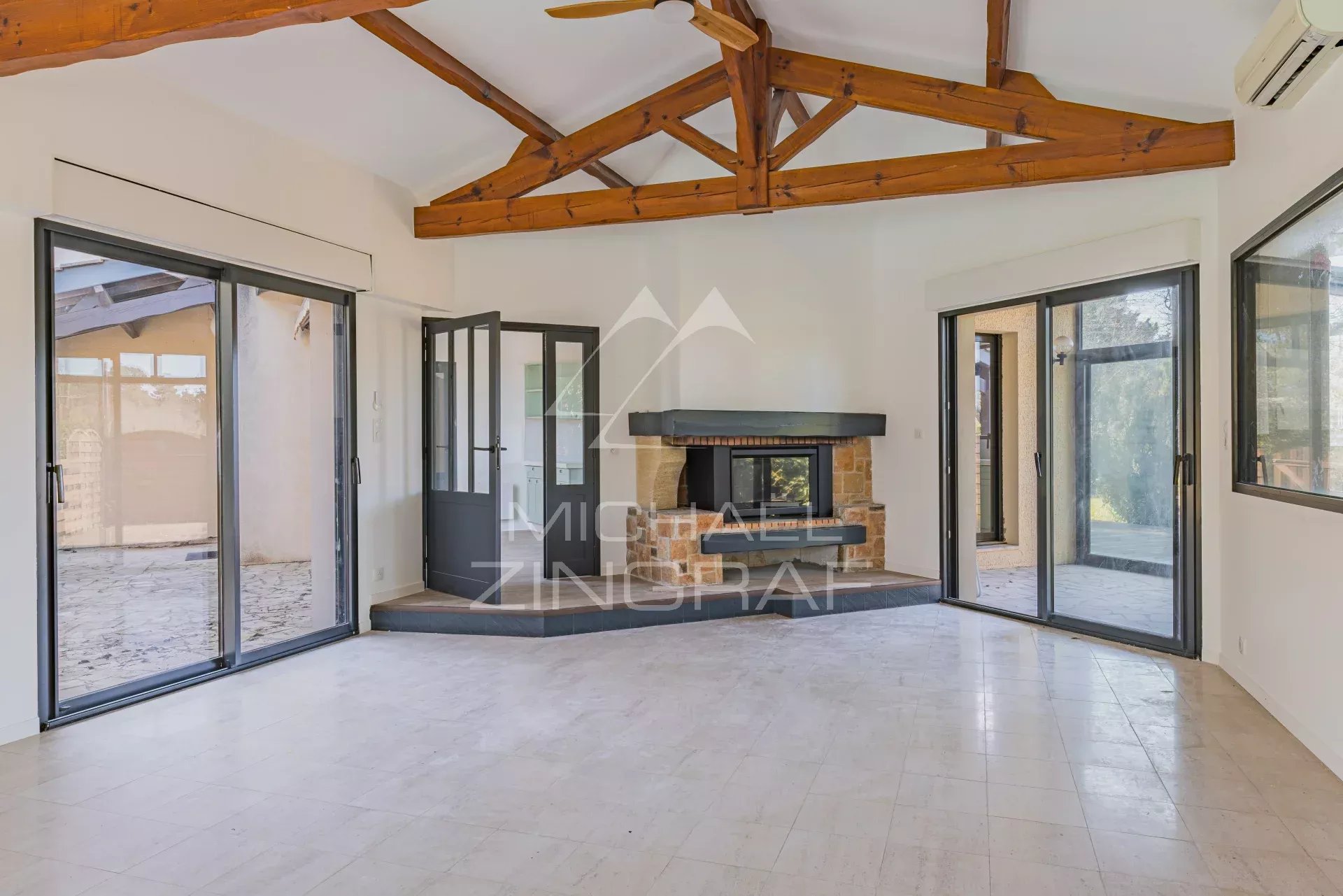 Une villa d'architecte dans un décor authentique au Port de la Hume