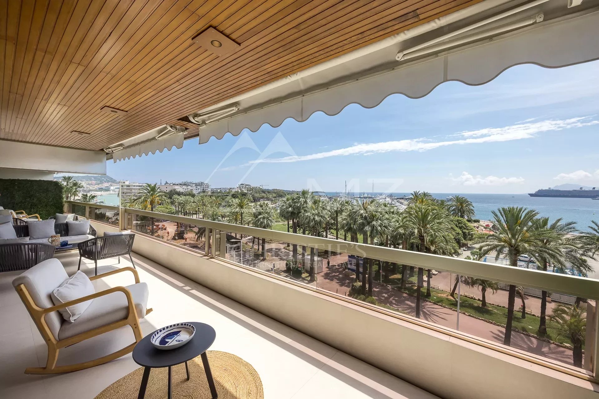 Cannes croisette - 3 pièces entièrement rénové vue mer panoramique