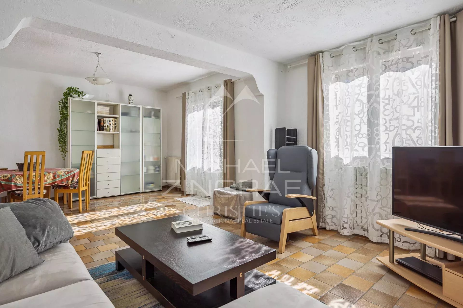 ANTIBES – SAINT-MAYMES – RUHIGE LAGE UND GROSSZÜGIGE RÄUME