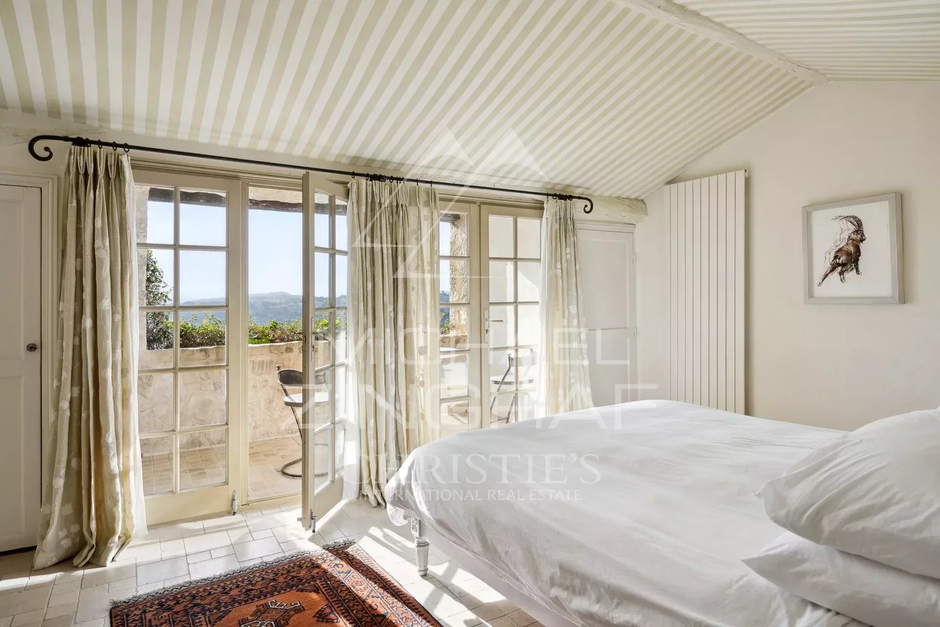 Elegant bastide overlooking the Cannes countryside