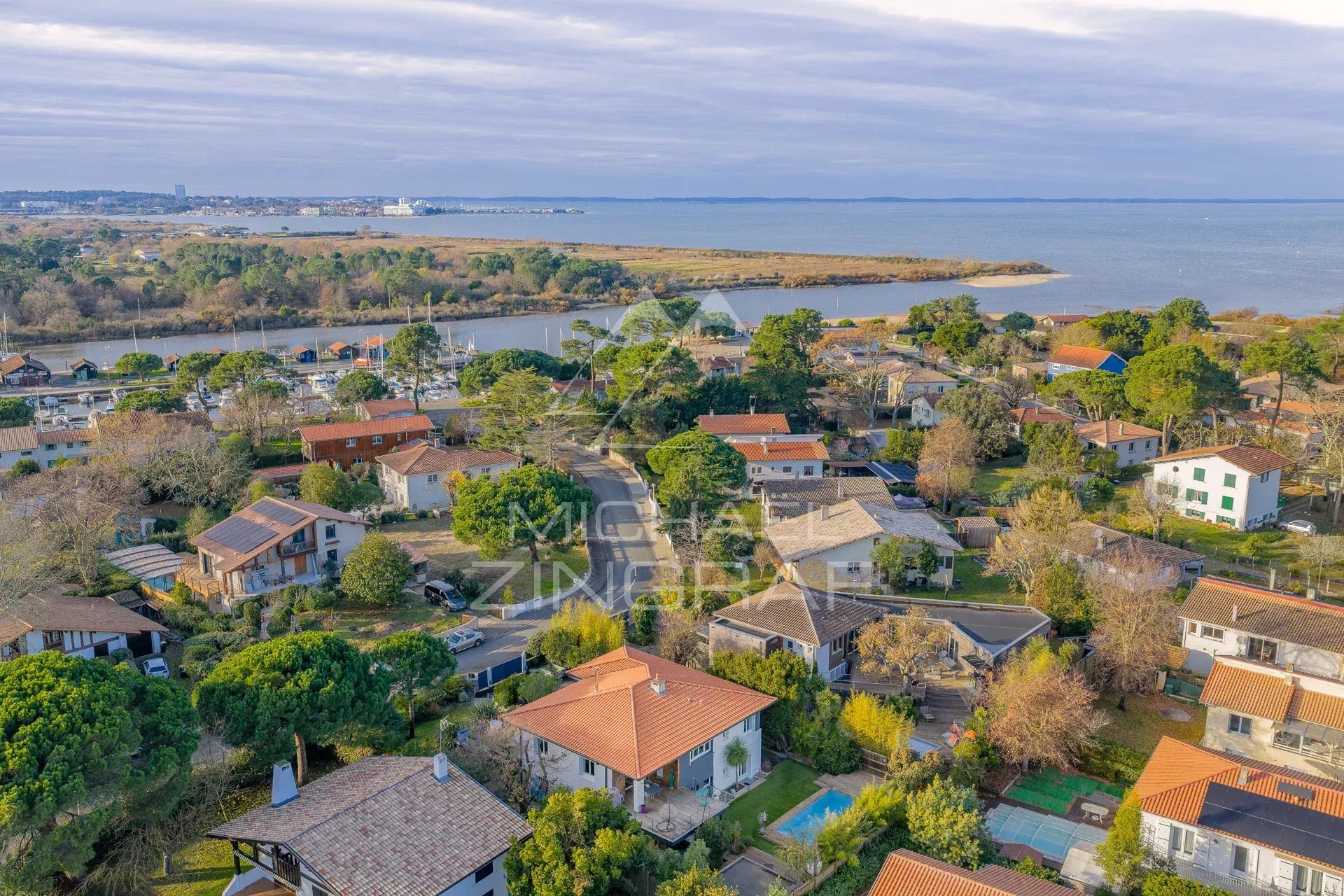 Maison contemporaine avec jardin et piscine au cœur de La Hume