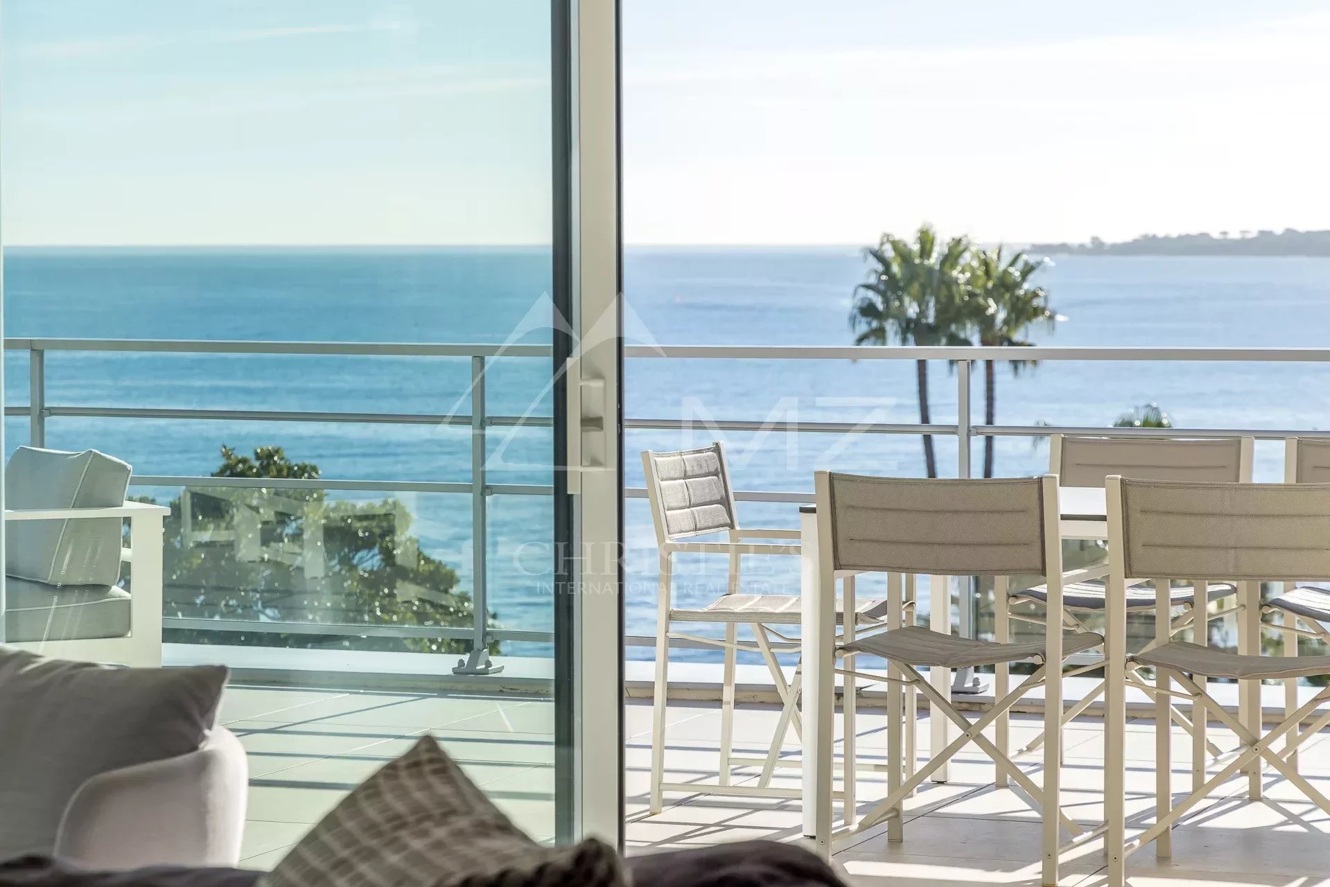 CANNES PALM BEACH - Luxurious penthouse of around 200m2 with panoramic sea view