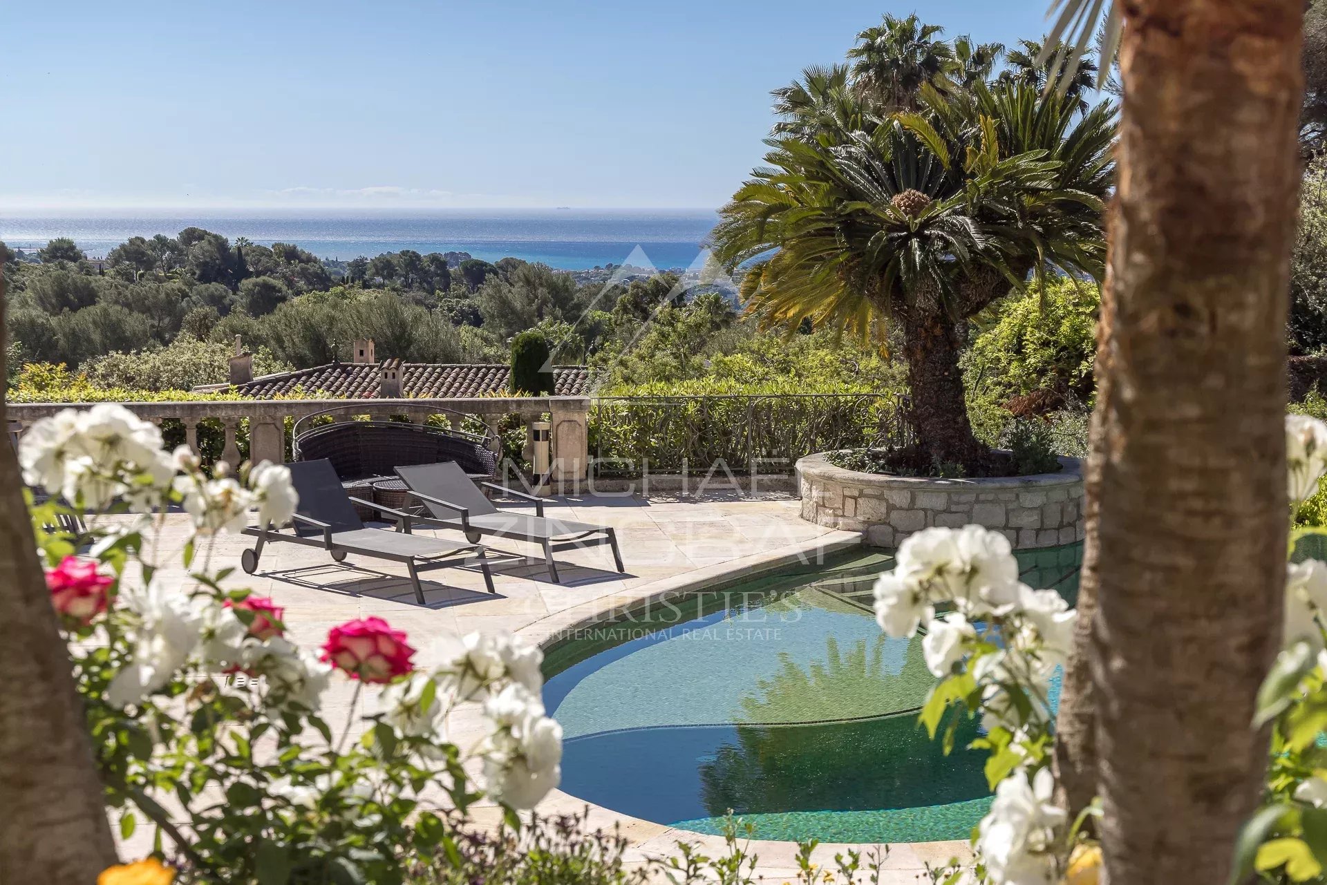 Exceptionnelle villa de luxe sur cinq niveaux avec vue mer panoramique