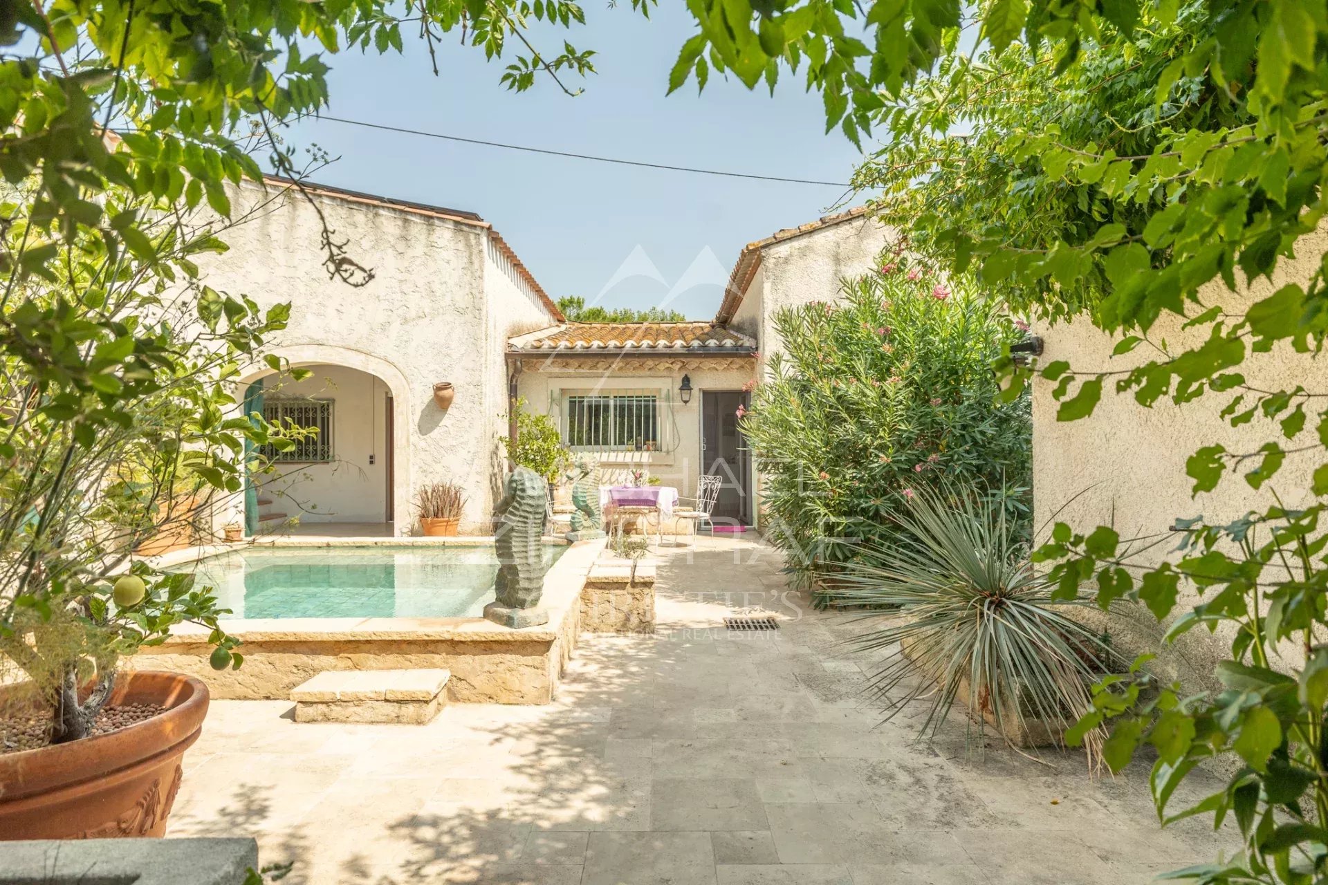 Mas provençal, entre Alpilles et Arles