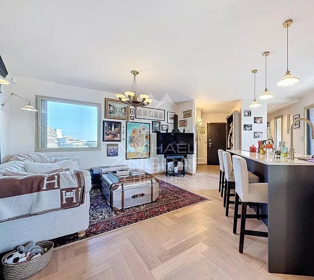 Juan-les-Pins – Außergewöhnliche Wohnung im obersten Stockwerk, großzügige Räume, Sonne und Meerblick