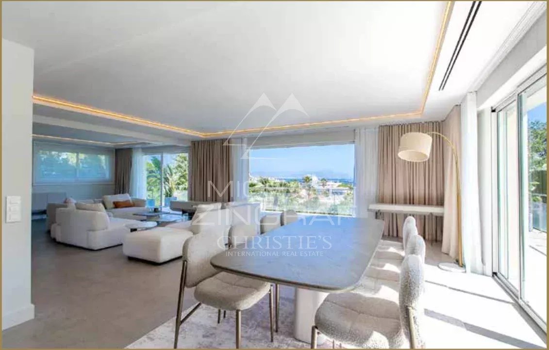 SPLENDID RENOVATED CONTEMPORARY VILLA OF 320 SQM LOCATED IN A PRIVATE ESTATE