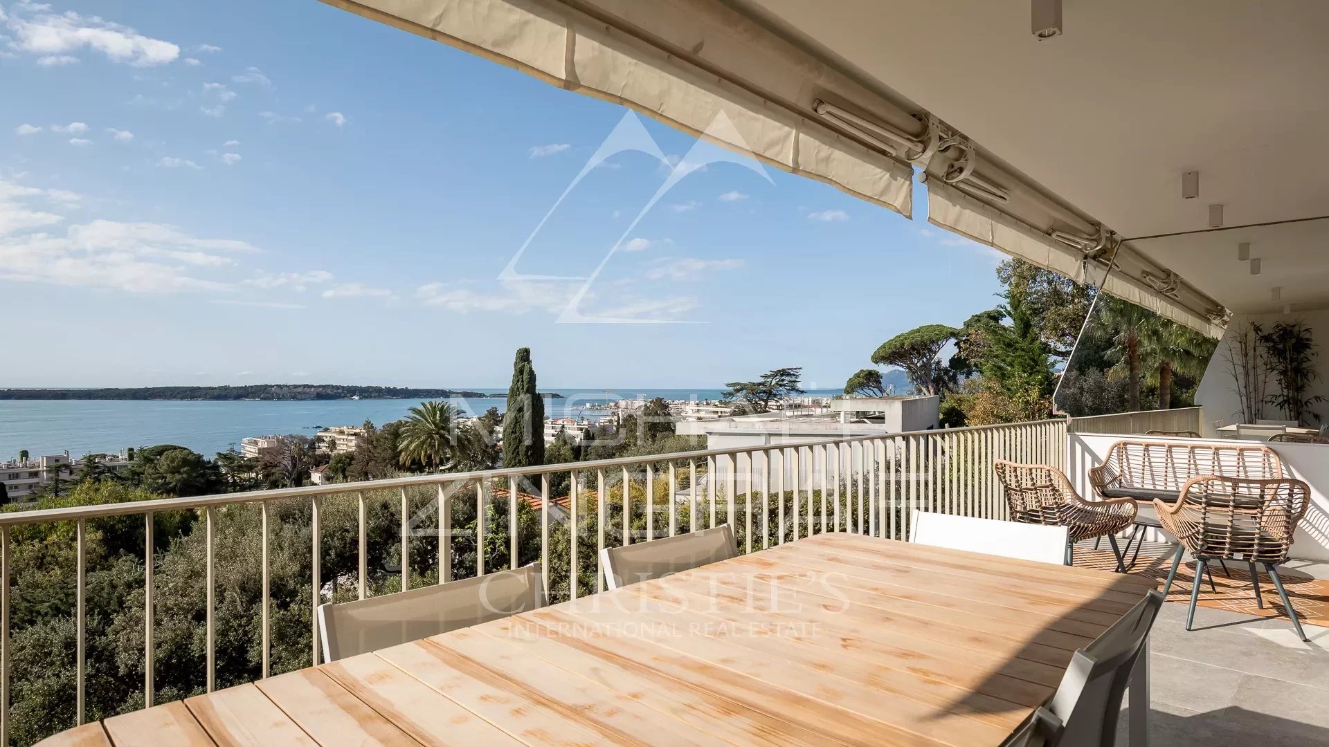 Top floor apartment with fantastic sea view