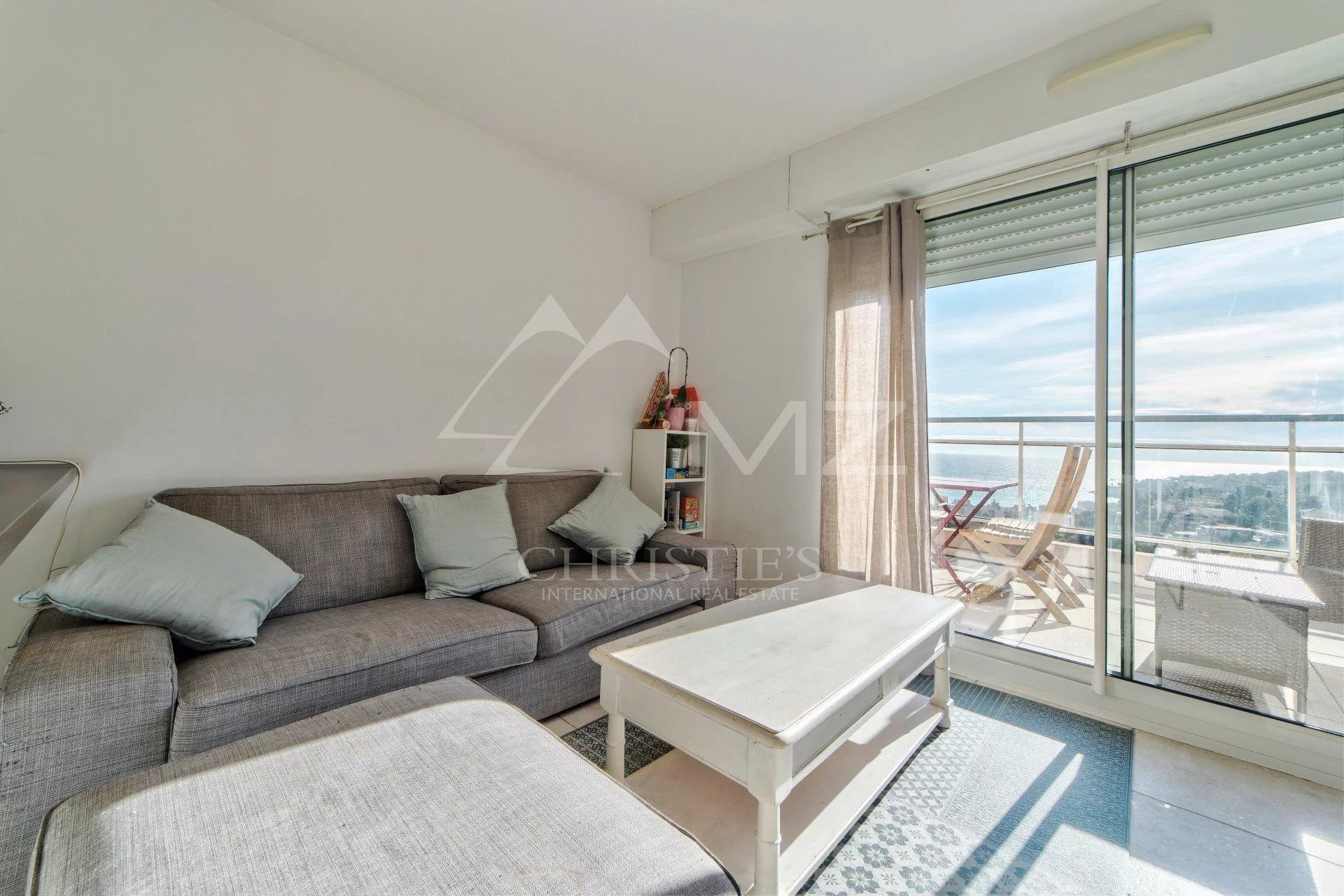 Sea view apartment with large terrace