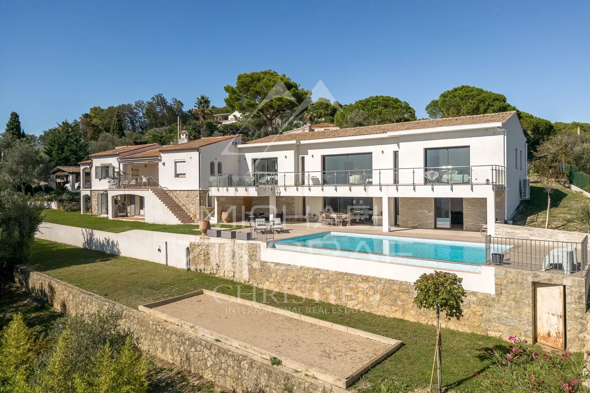 Villa contemporaine avec vue panoramique sur les collines et la mer