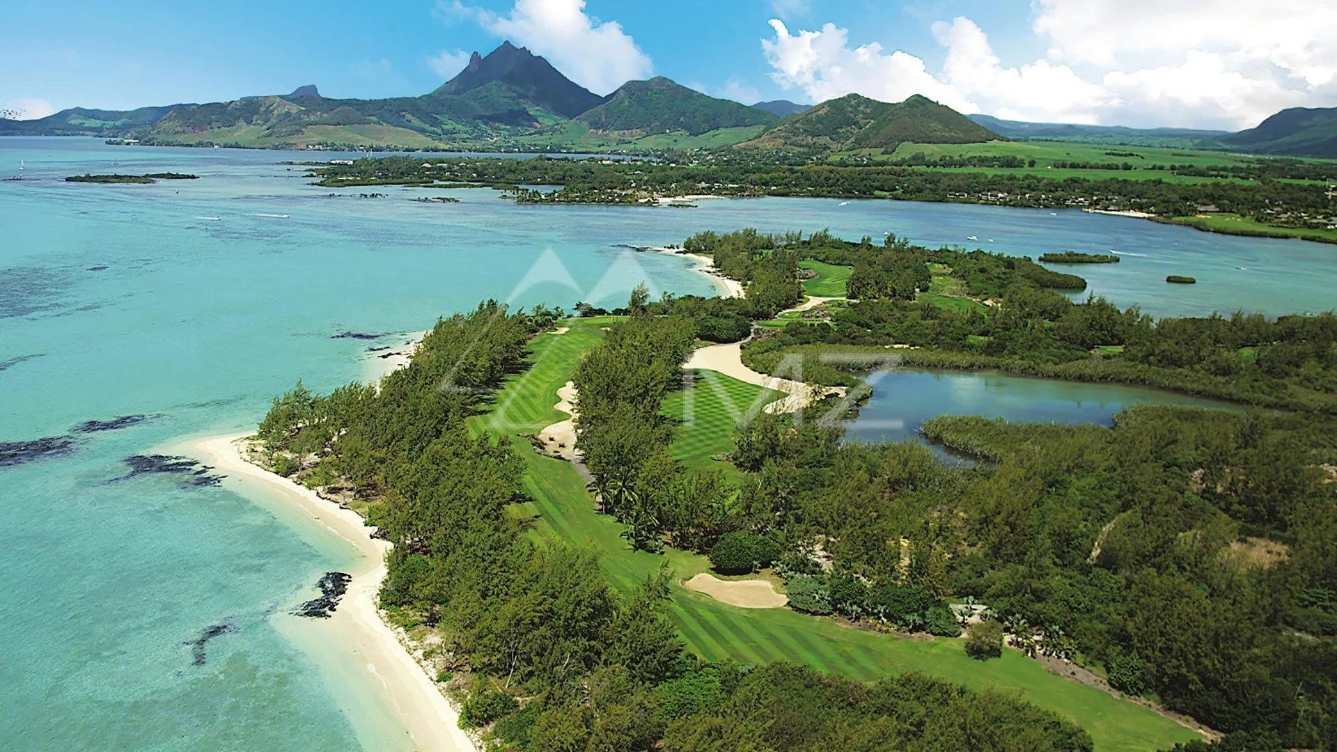 Mauritius - 4 bedroom villa, intimate, golf and mountain view