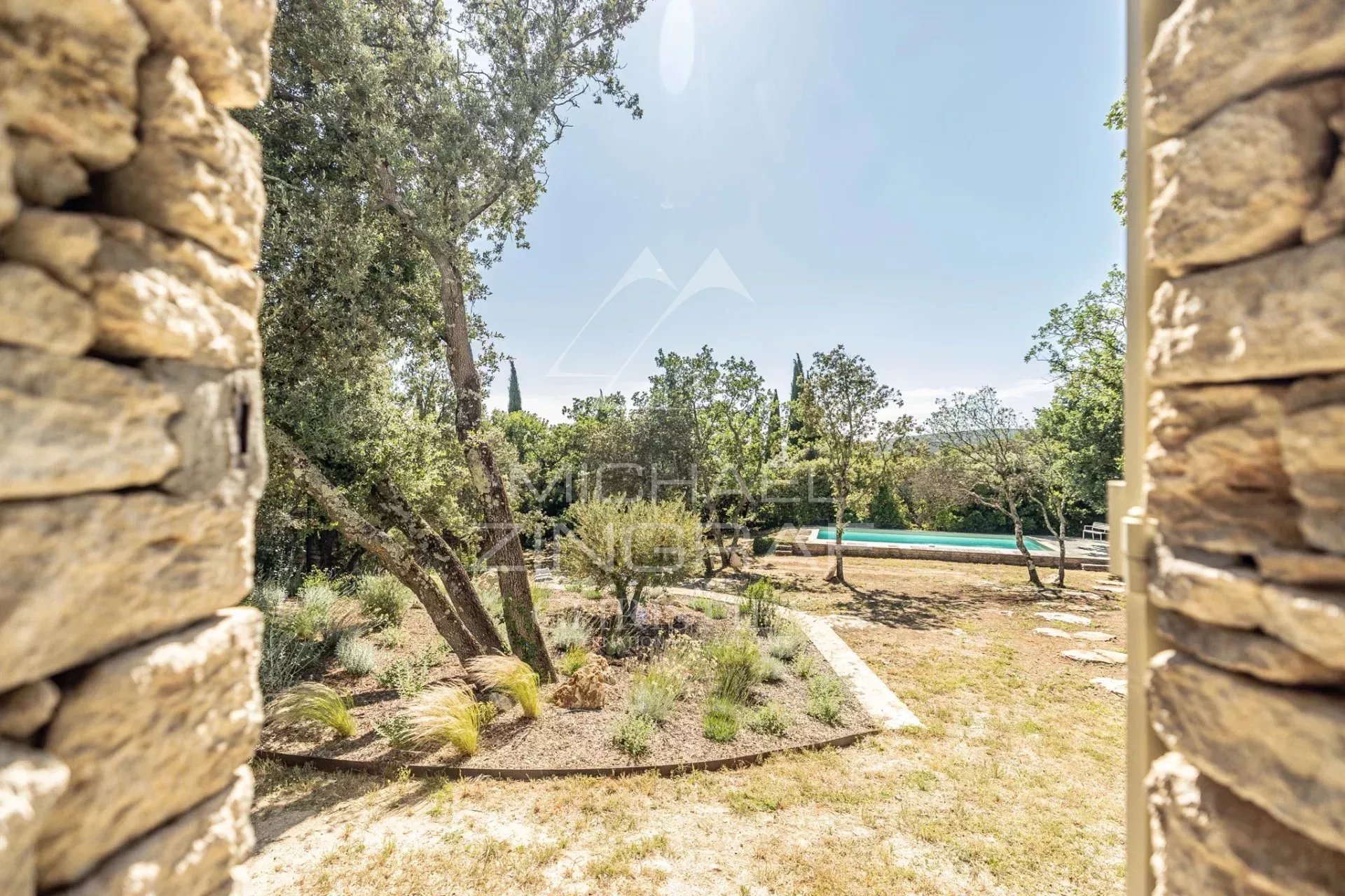 Gordes - Maison en pierre rénovée avec piscine proche du village