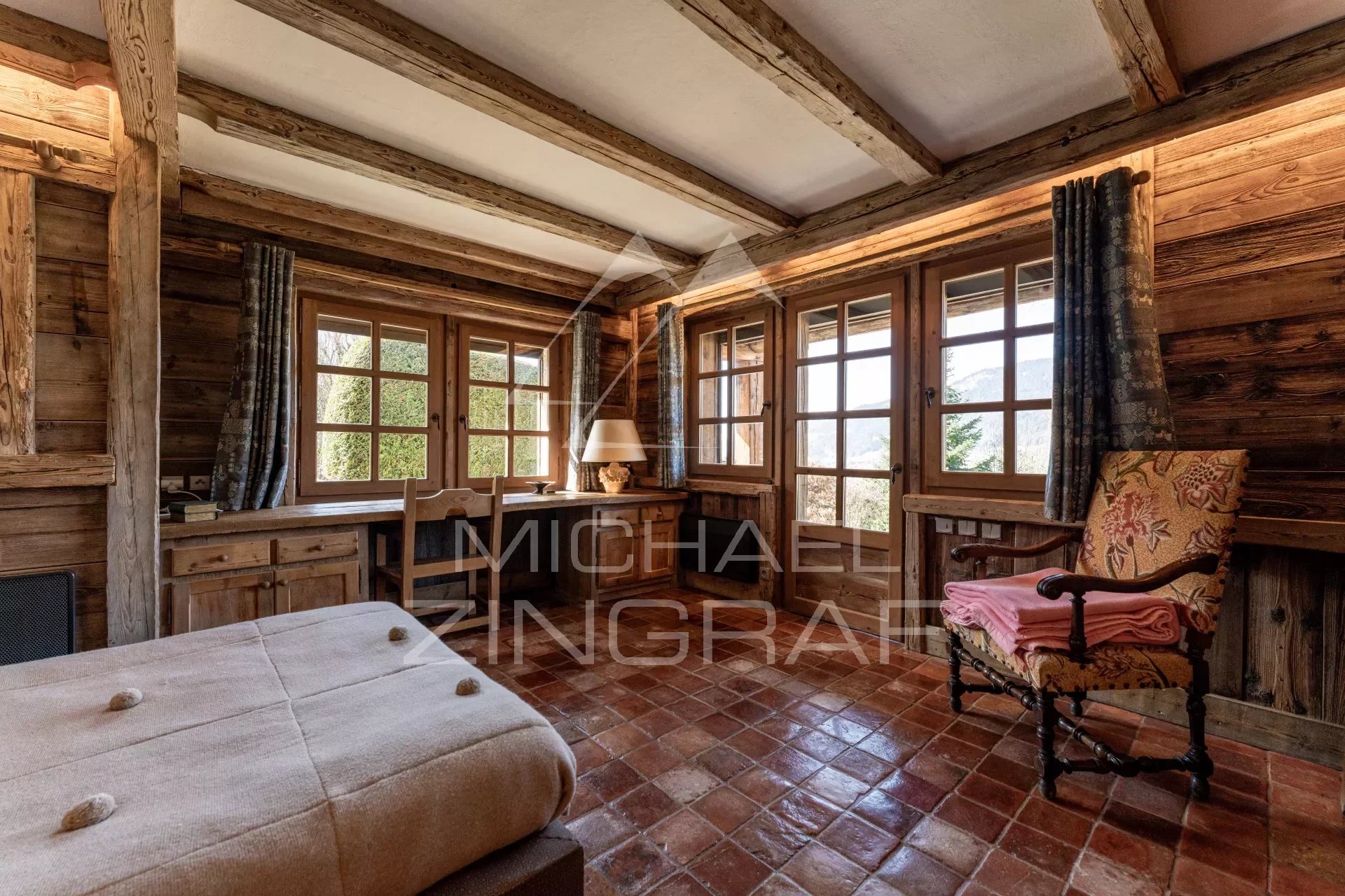 Chalet with aged wood, quiet, view, unique location close to the village