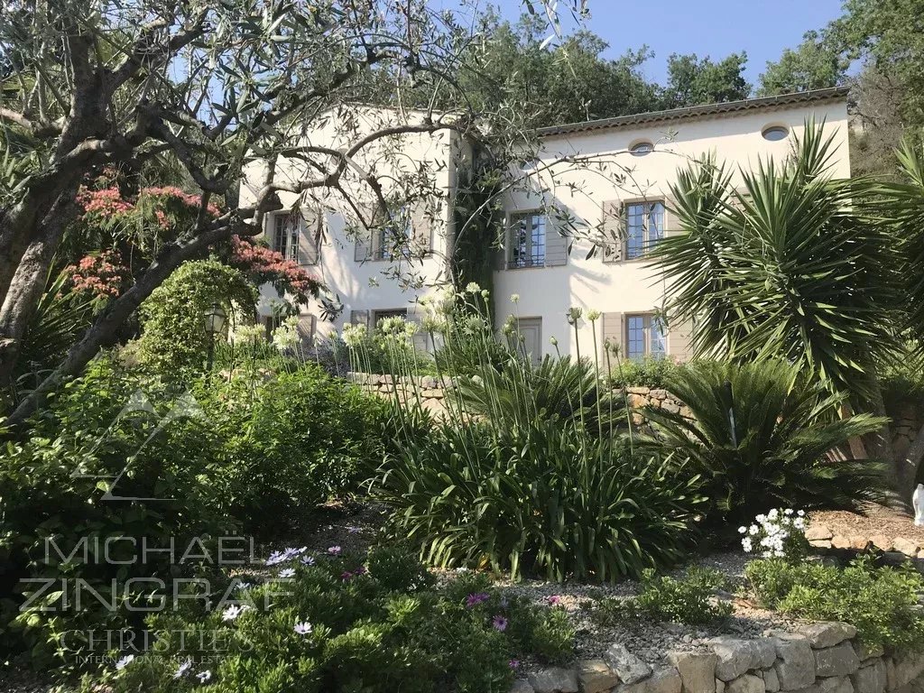 VCharming villa in a green setting with panoramic views