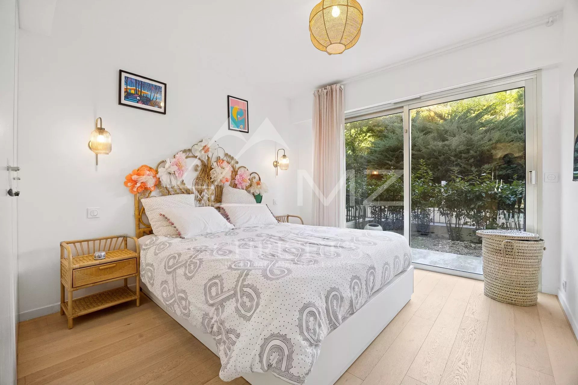 Co sole Agent: Renovated Apartment with Panoramic Sea View in Residential Le Cannet