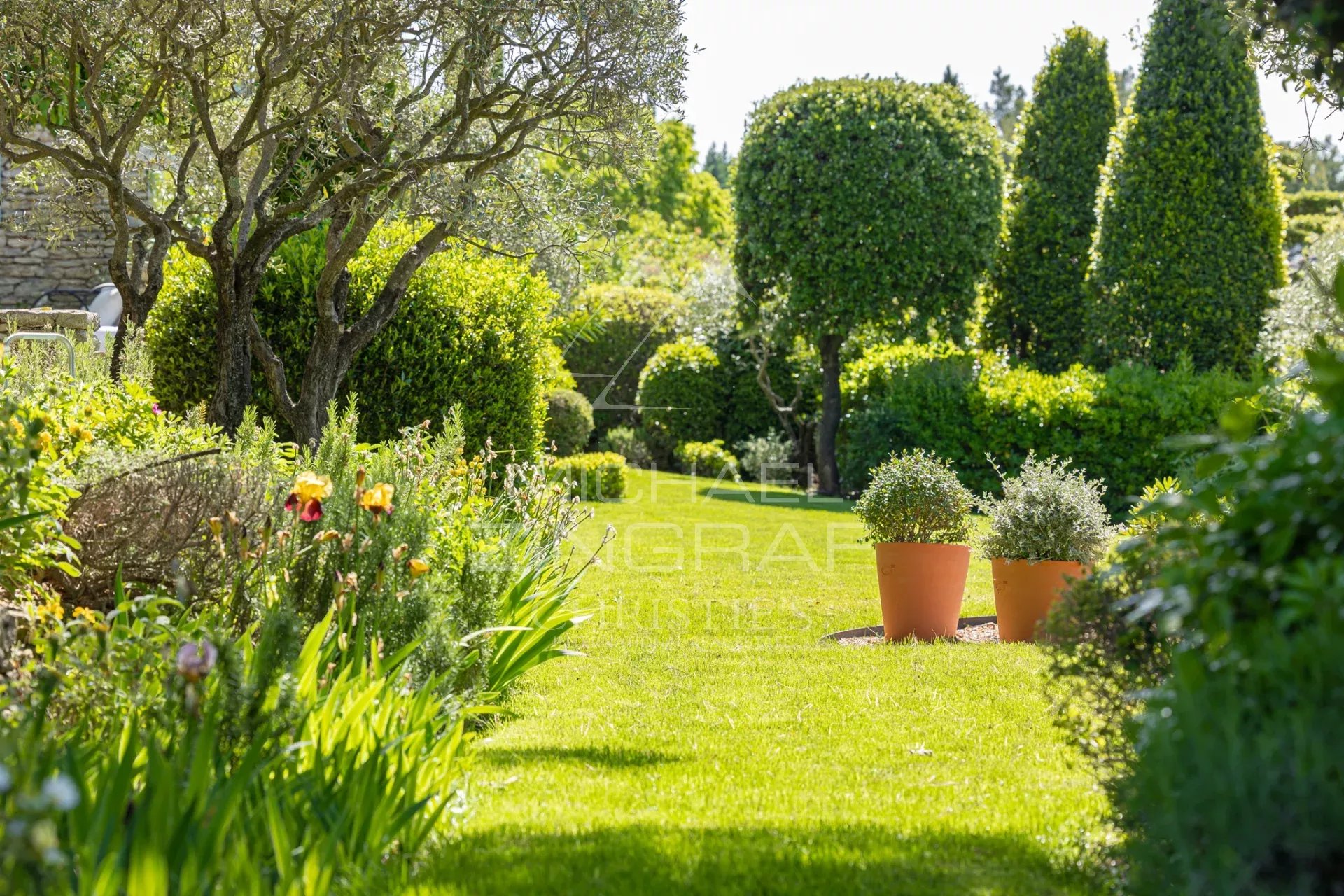 Gordes - Superbe maison en pierres proche du village