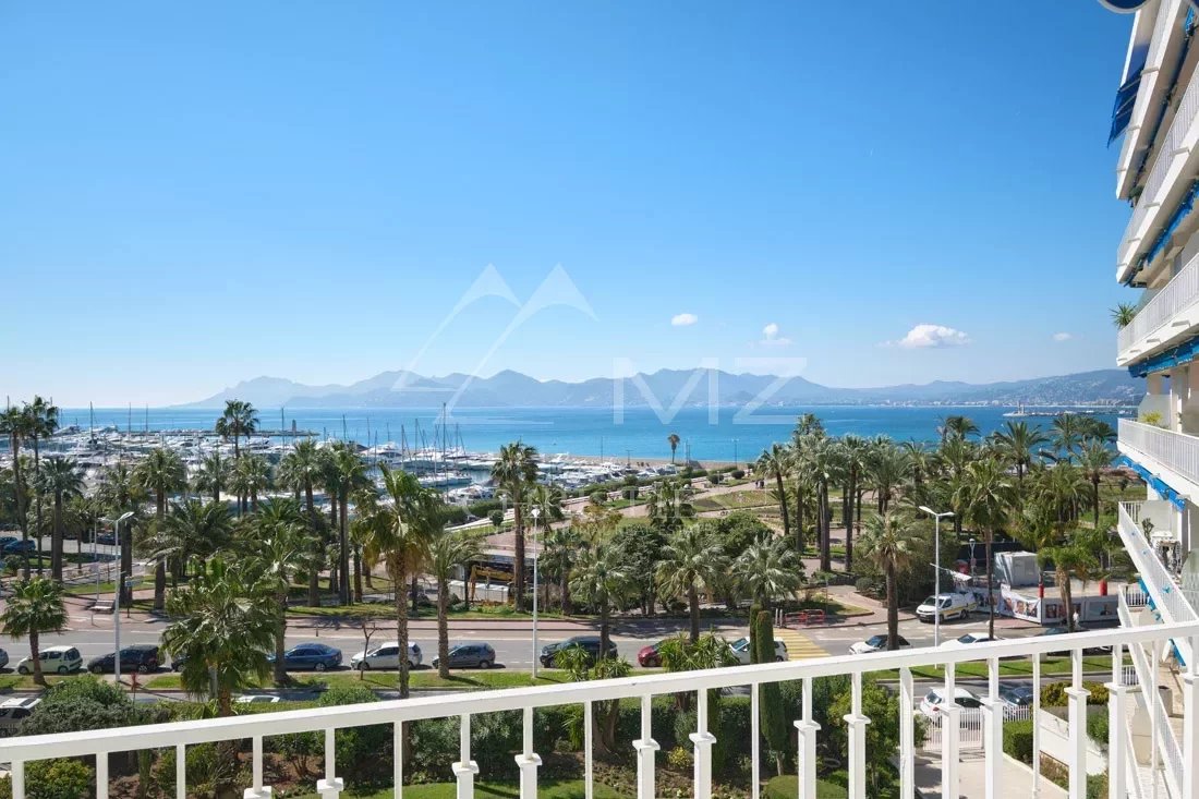 CANNES CROISETTE  - SPLENDID RENOVATED 3 BEDROOM FLAT WITH SEA VIEW
