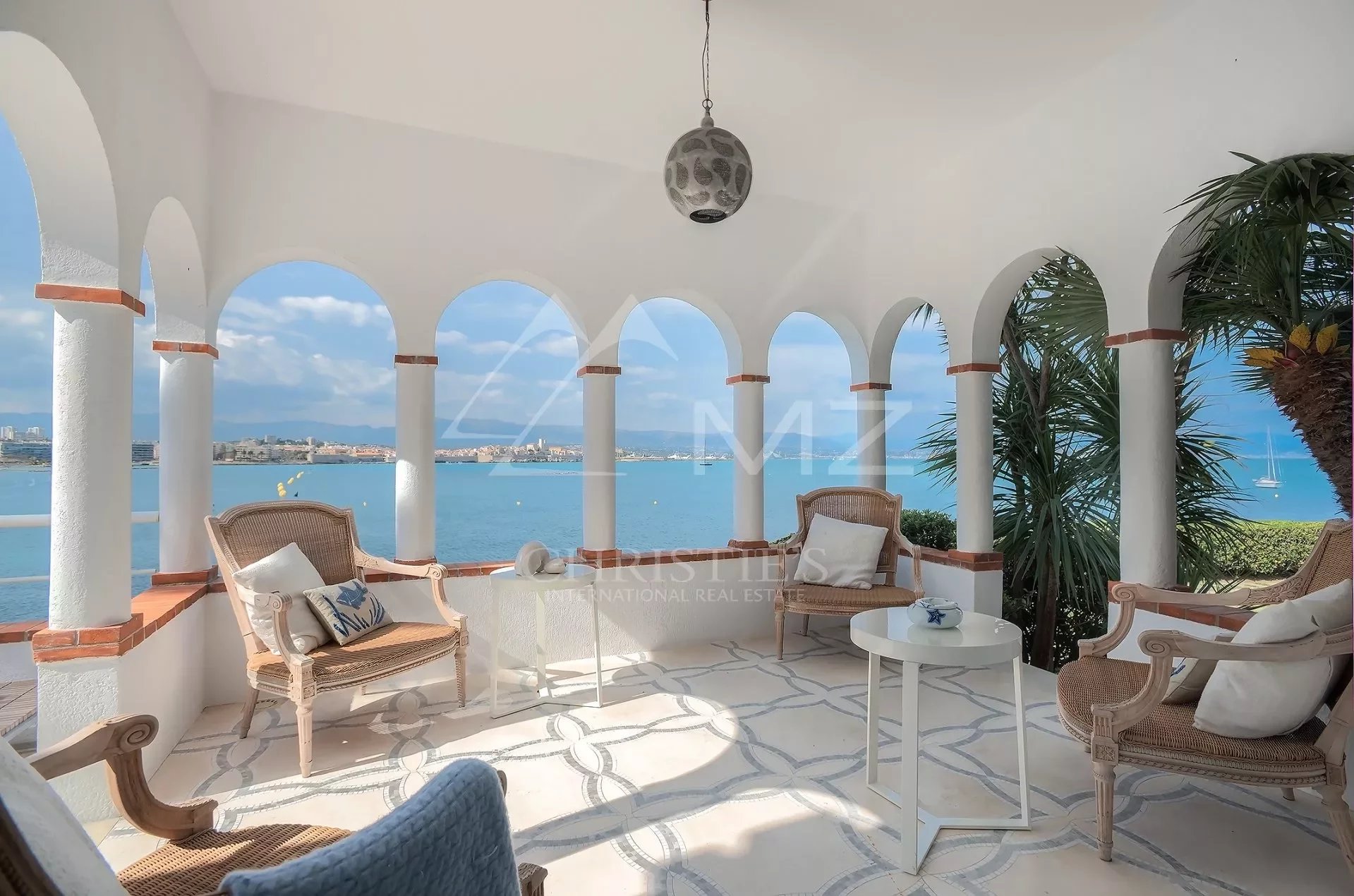 Cap d'Antibes - Einzigartige Villa mit den Füßen im Wasser