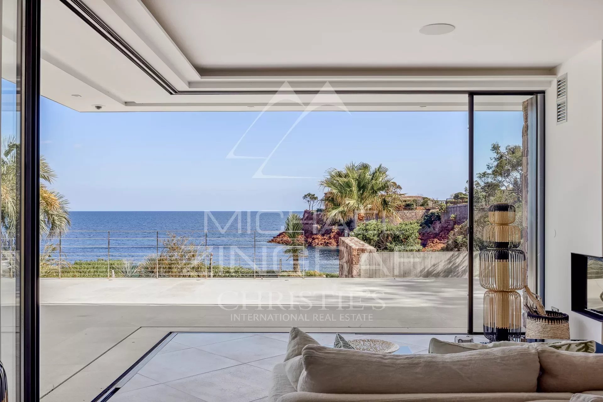 Nahe Cannes - Le Trayas - Villa mit den Füßen im Wasser