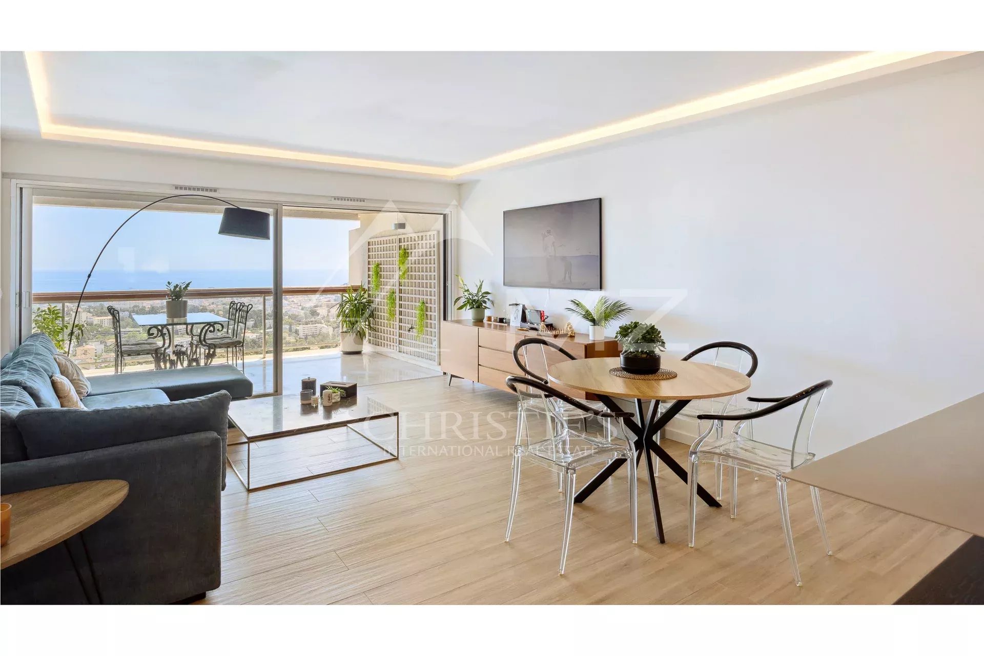 For sale: Luxury apartment in Le Cannet with panoramic sea view