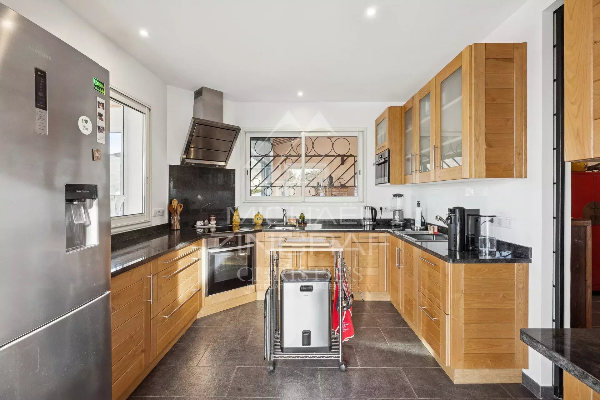 Elegant contemporary villa in a dominant position – Sea view on the horizon