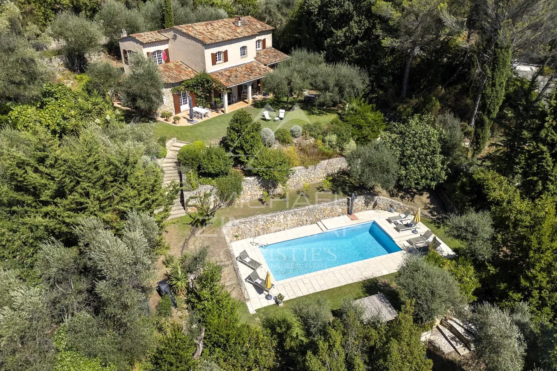 Charming villa with an open view and four suites