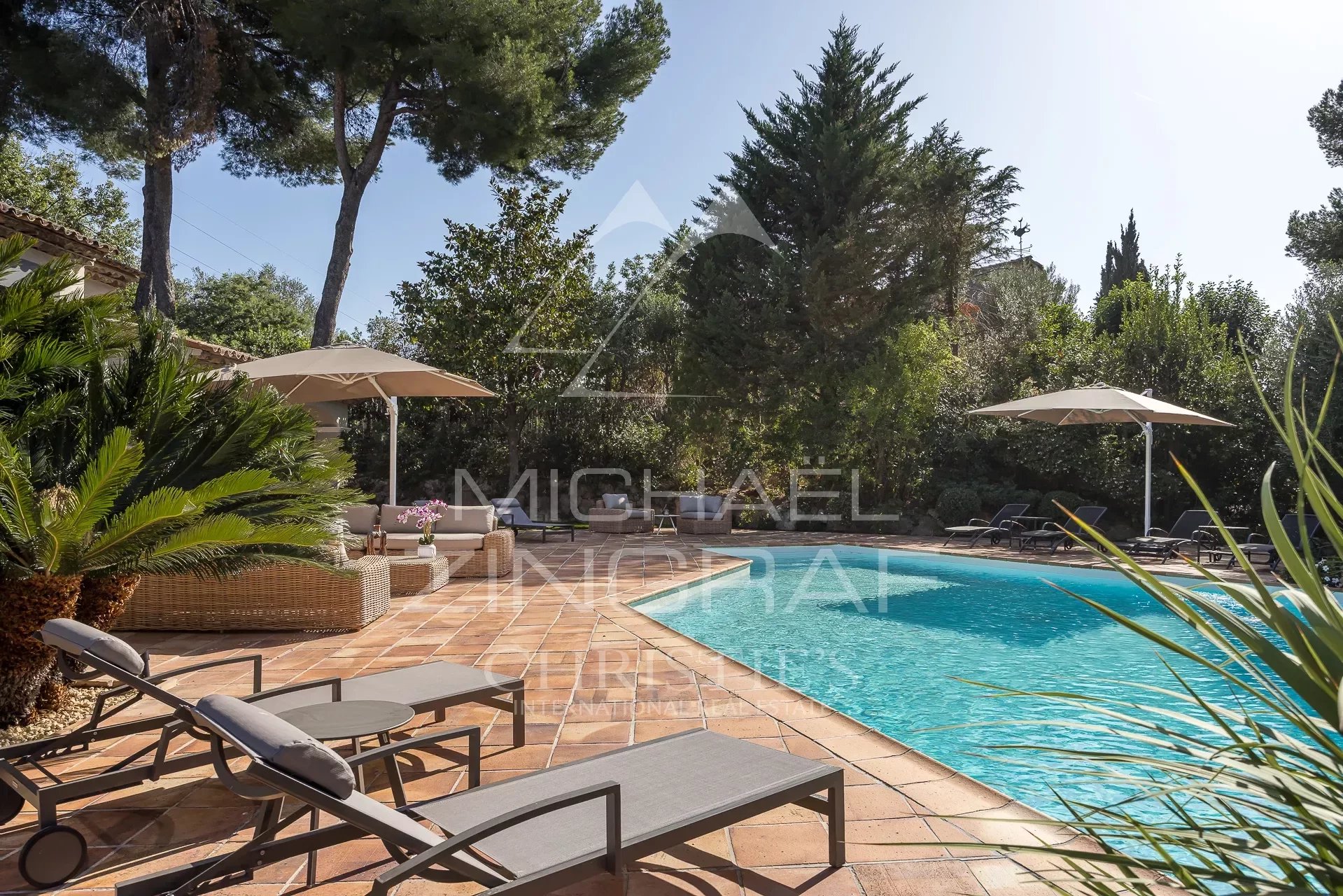 Gorgeous and renovated villa located in green and residential environment