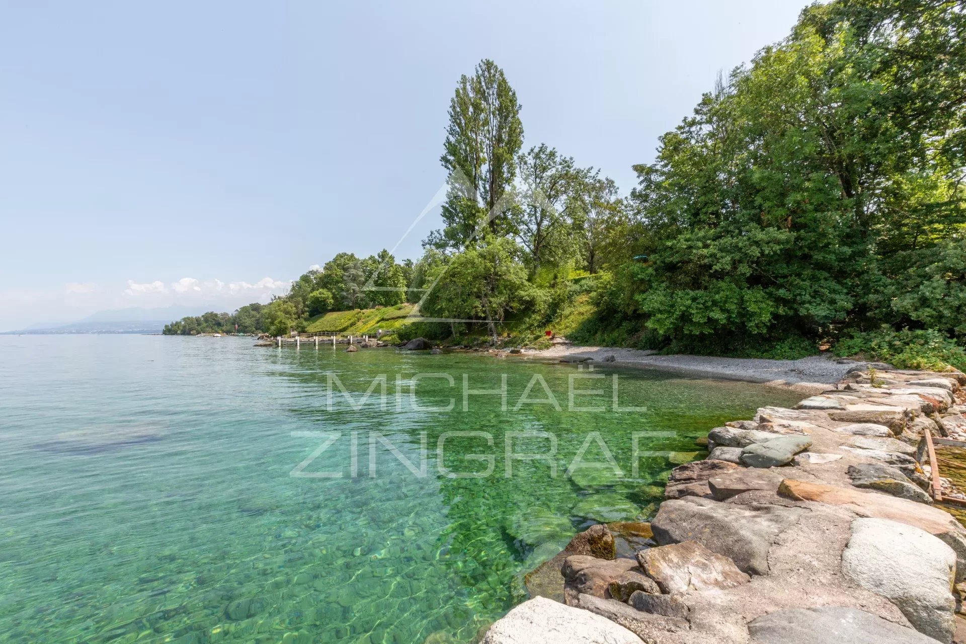 Gives  yourself  the dream of a luxury villa overlooking Lake Geneva Yvoire.