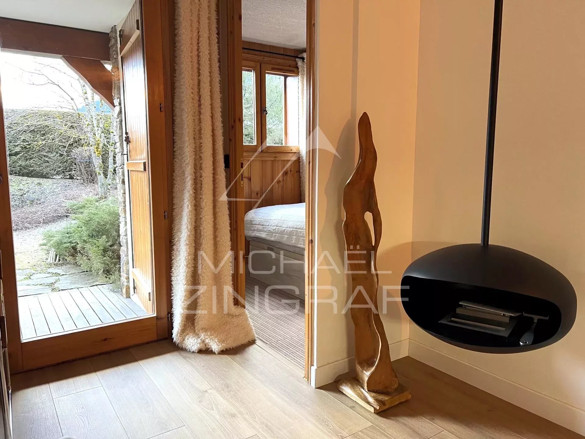 Charming renovated pied-à-terre on garden level, within walking distance of the centre