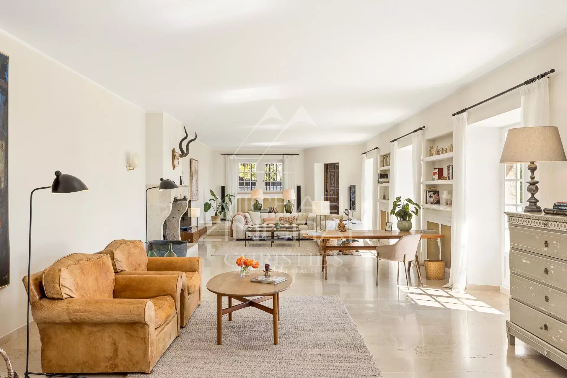 Charmante Villa mit Steinfassade und Panoramablick