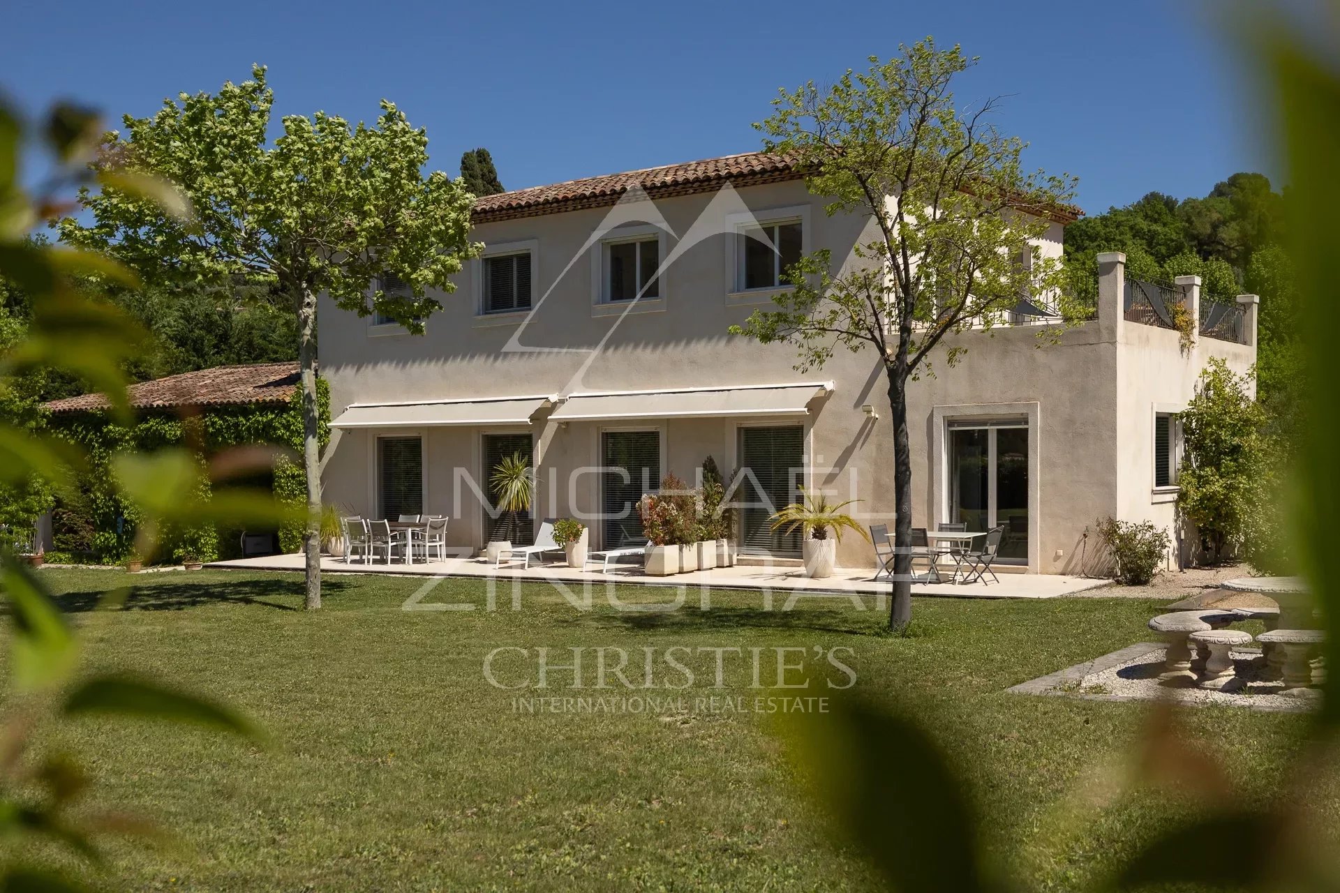 Spacious neo-Provençal villa