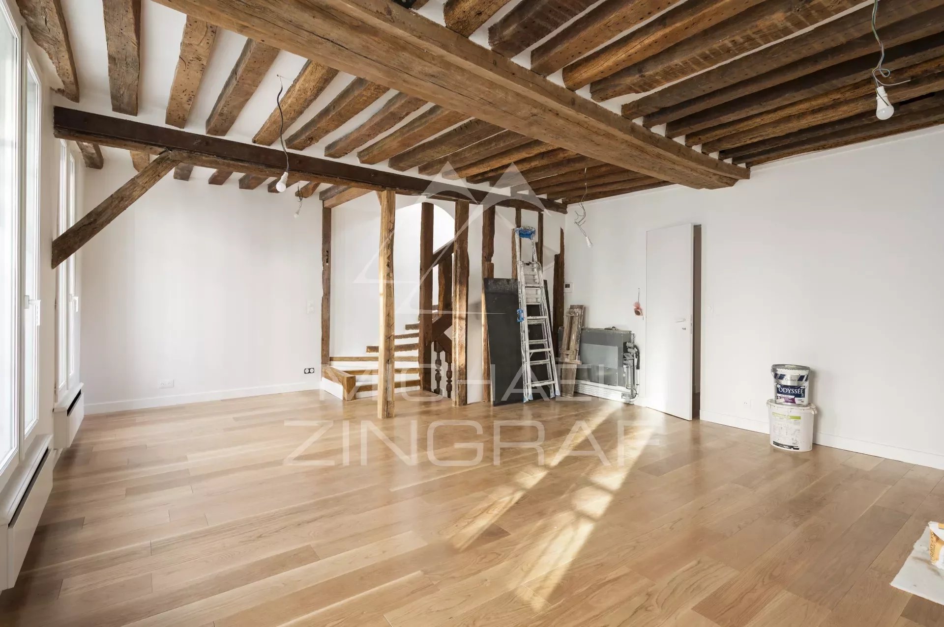 Prestigious building with commercial and residential sections in the Marais district