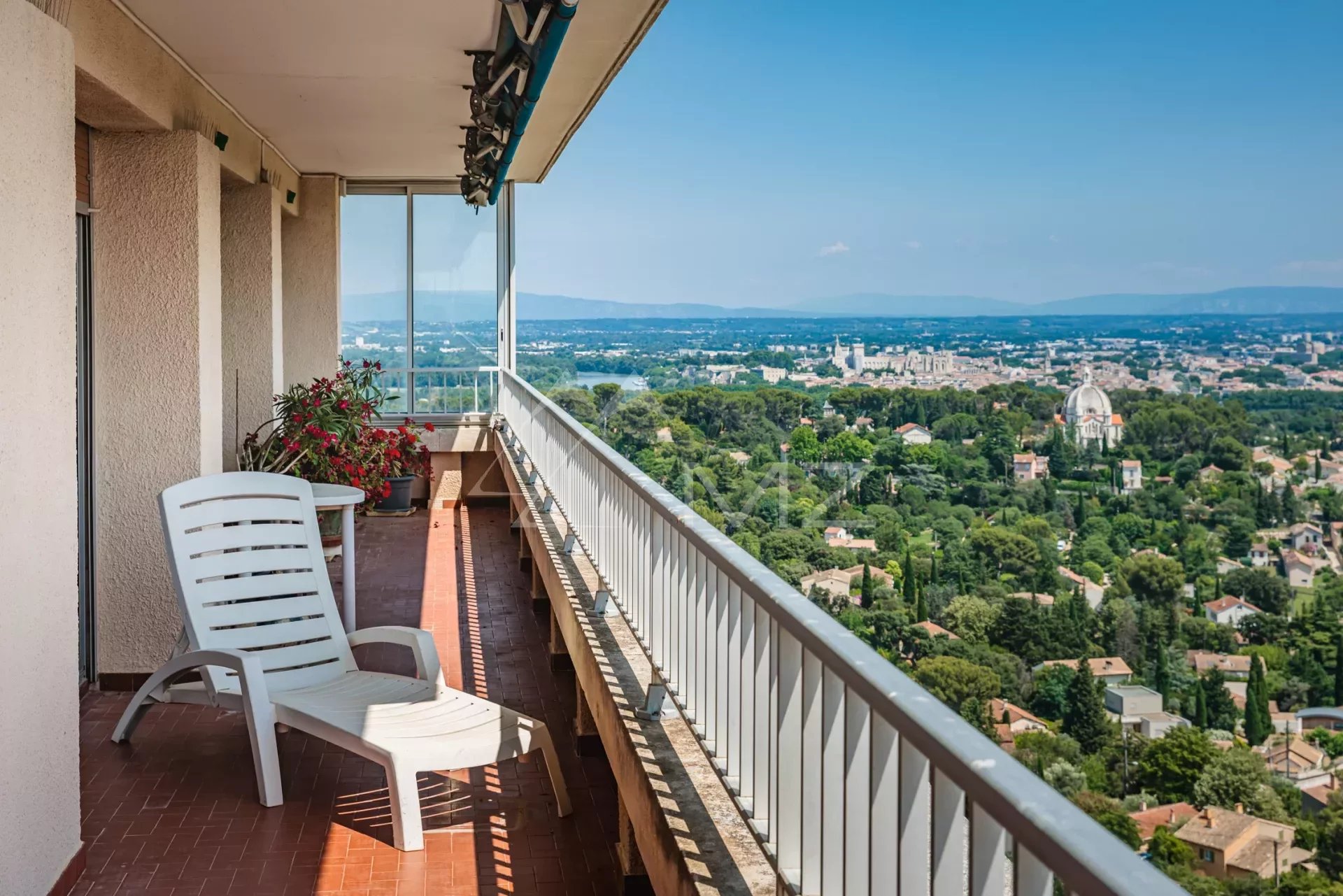 Flat with terrace and panoramic view near Avignon