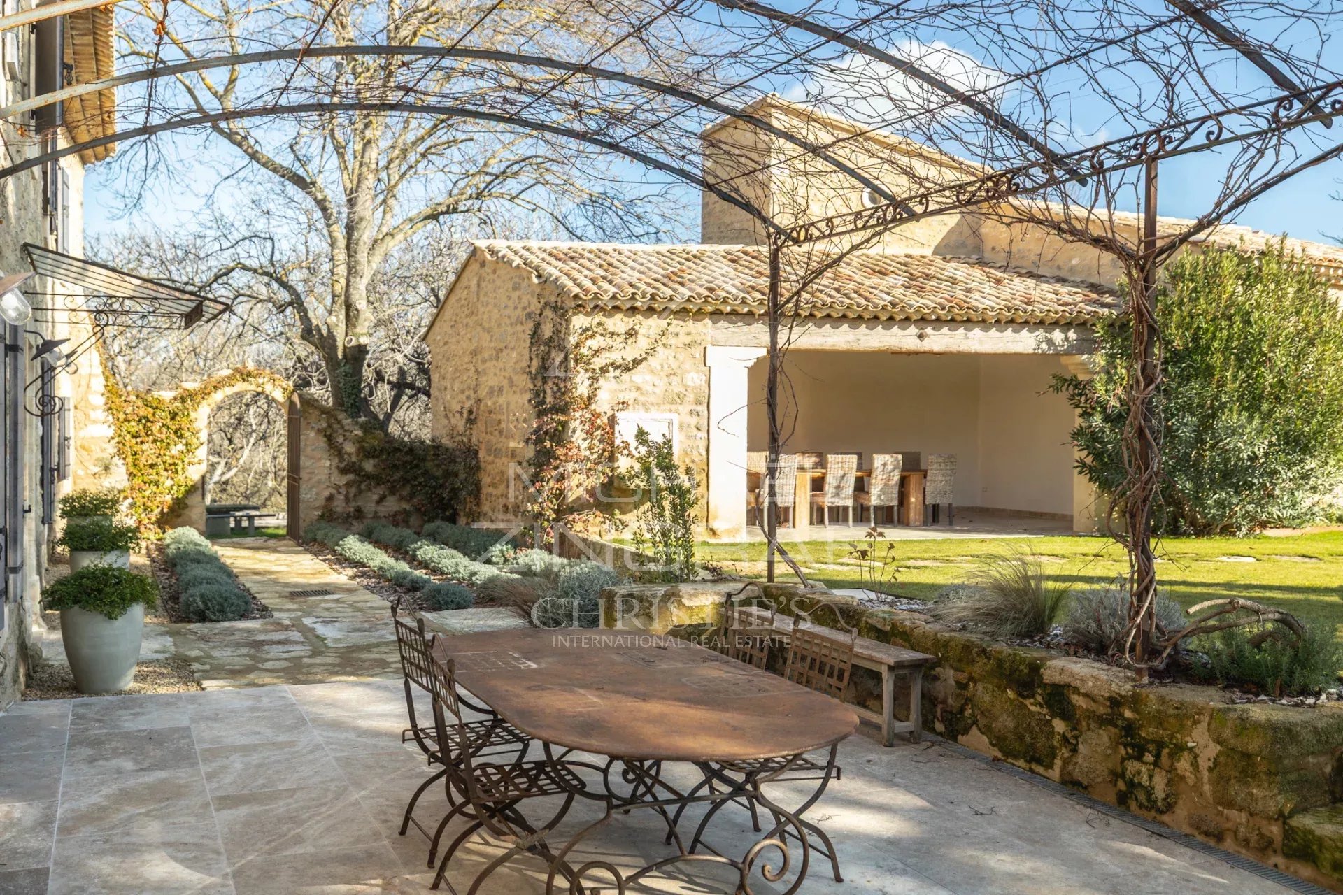 Außergewöhnliches, komplett renoviertes Landhaus auf einem 2,6 ha großen Grundstück mit Swimmingpool.