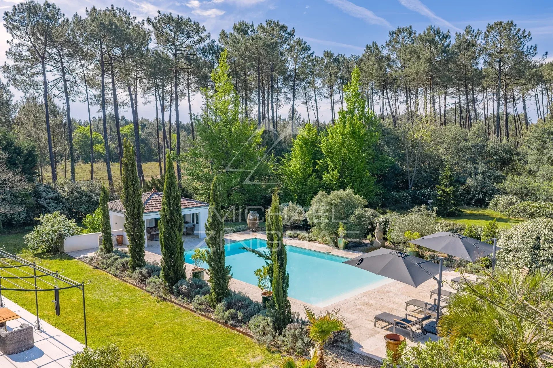 n Mimizan, on the edge of the forest, a unique property